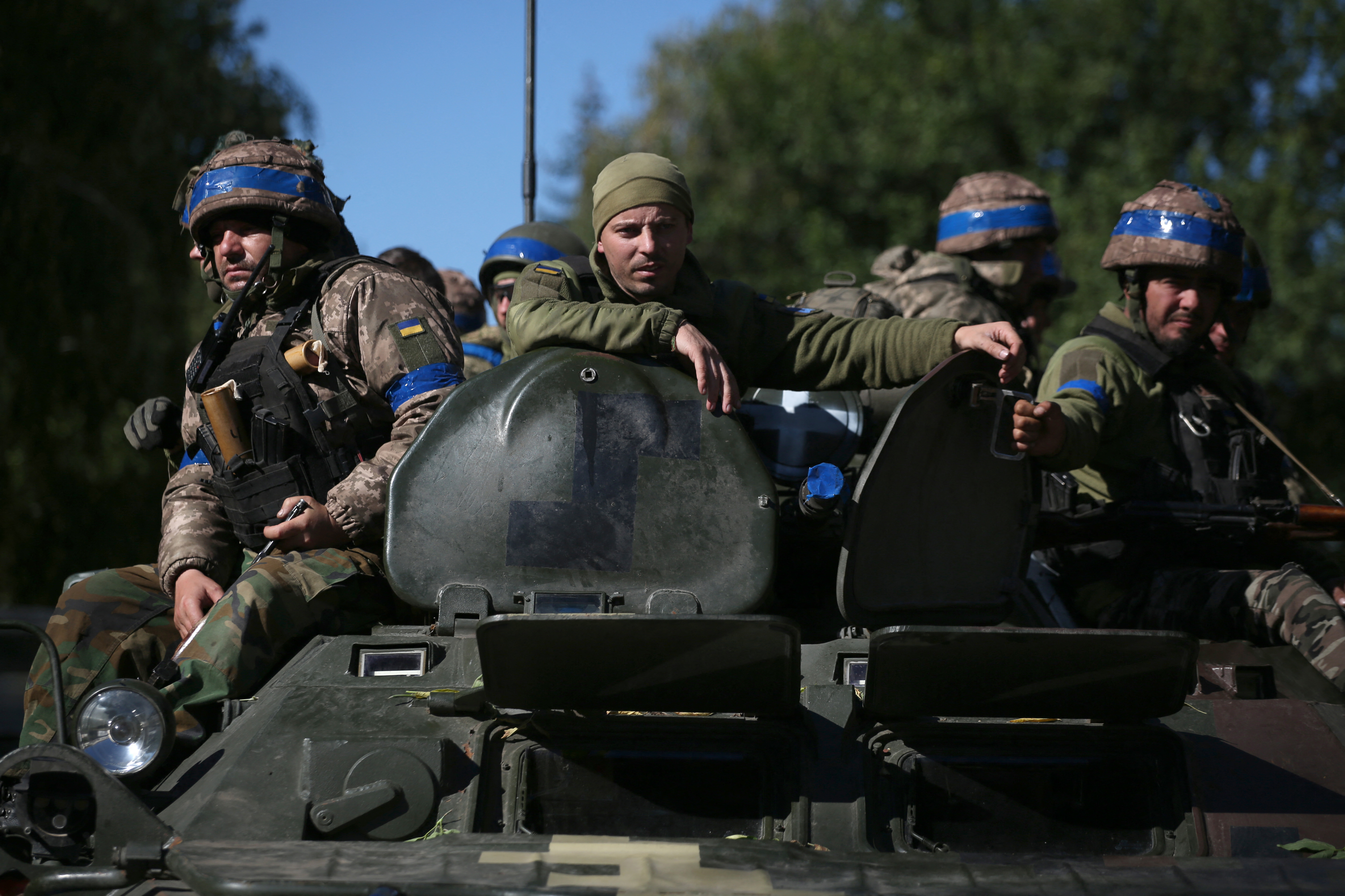 Ukrainian soldiers sit on a armoured personnel carrier (APC) on their way to the frontline against Russian troops in the Donetsk region on September 21, 2022. (Photo by Anatolii Stepanov / AFP)