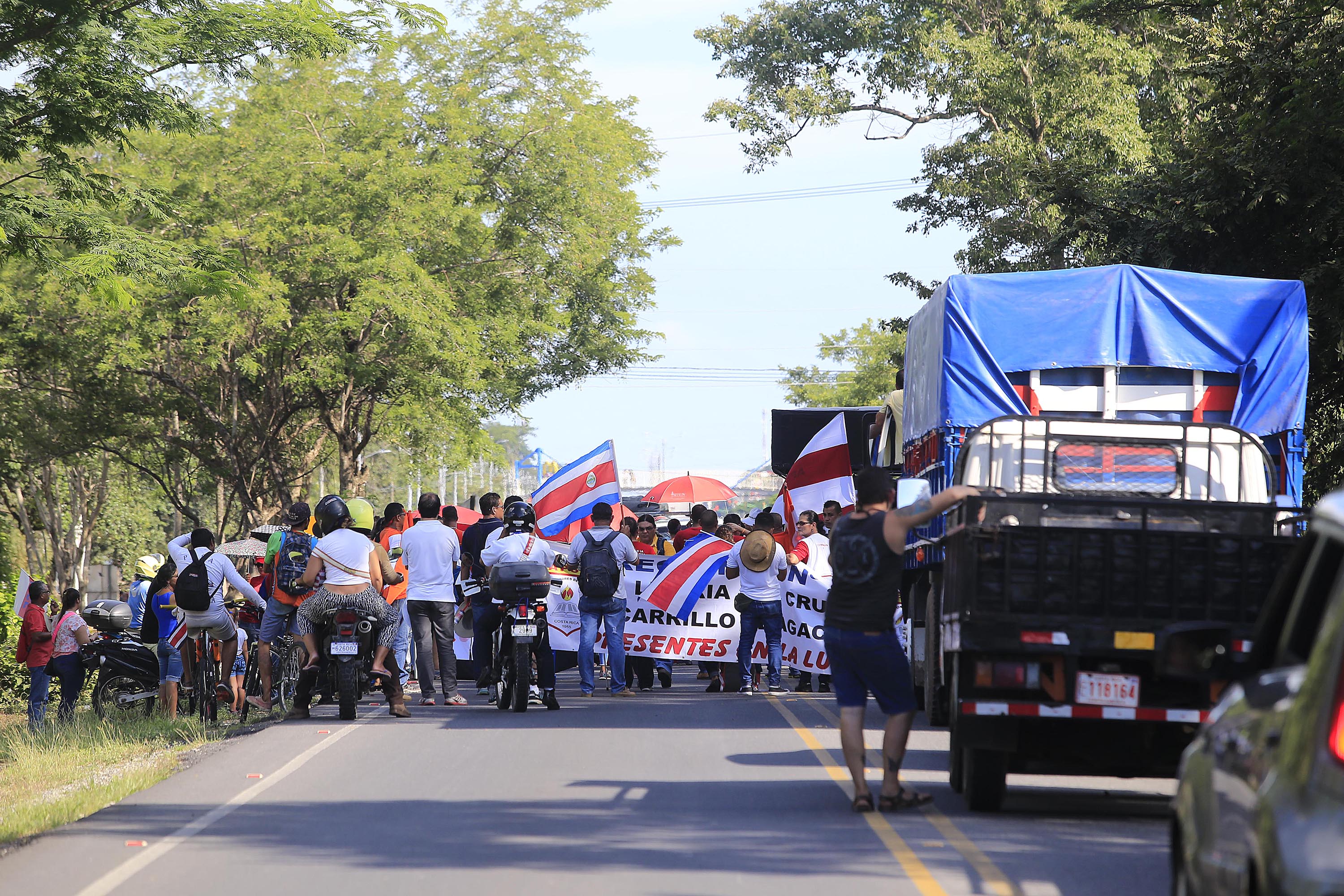 13/09/2018 Liberia, Guanacaste. Un pequeño grupo de huelguistas de unas 50 personas bloquearon la carretera Interamericana Norte, a la altura de Barrio Guadalupe, en el puente Santa Inés. Foto: Rafael Pacheco