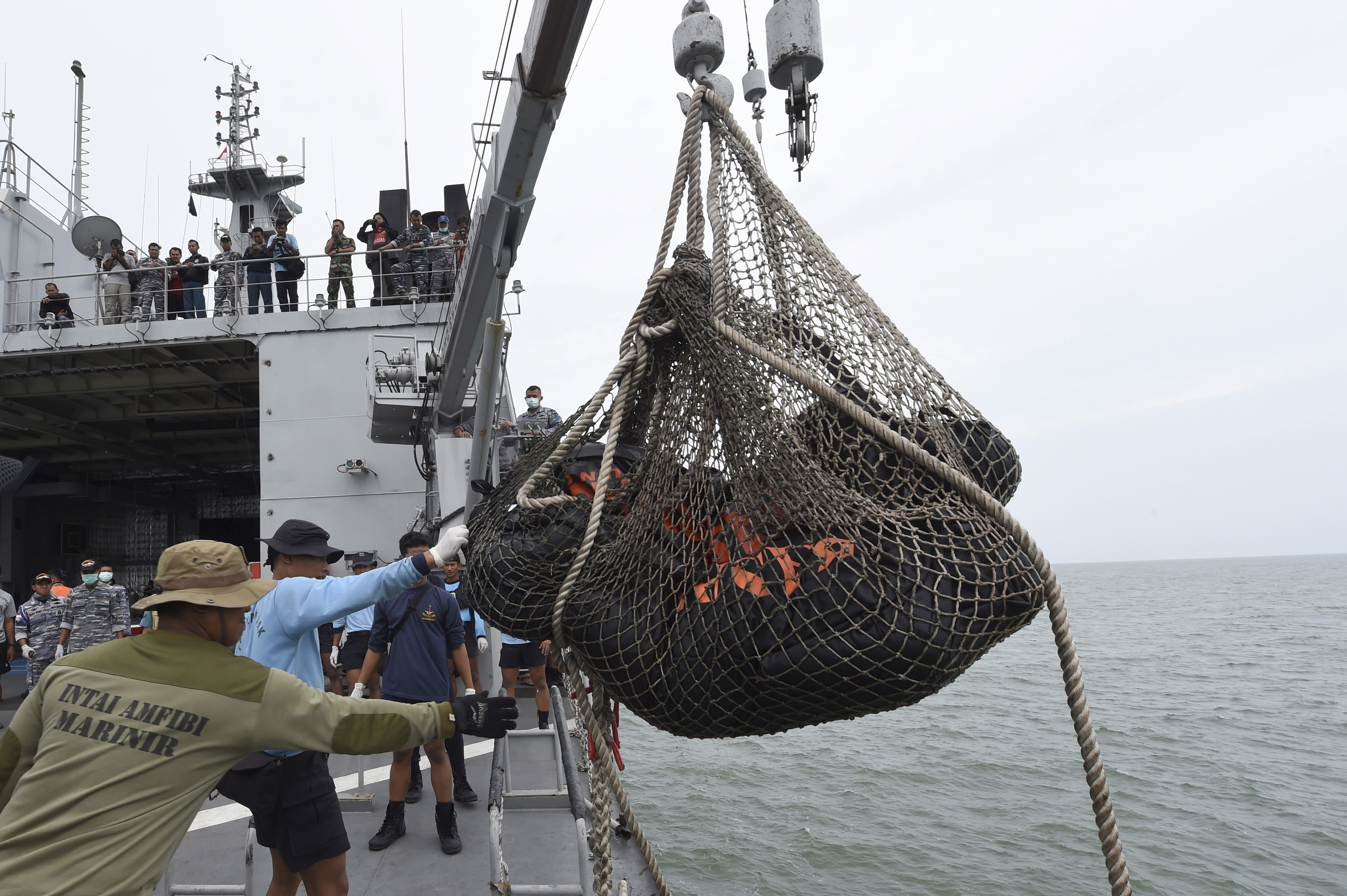 Además de encontrar partes del avión siniestrado, los equipos de socorro continúan las labores de recuperación de cuerpos de las víctimas. Este barco se encuentra cerca de Pangkalan Bun, en la costa de Indonesia.