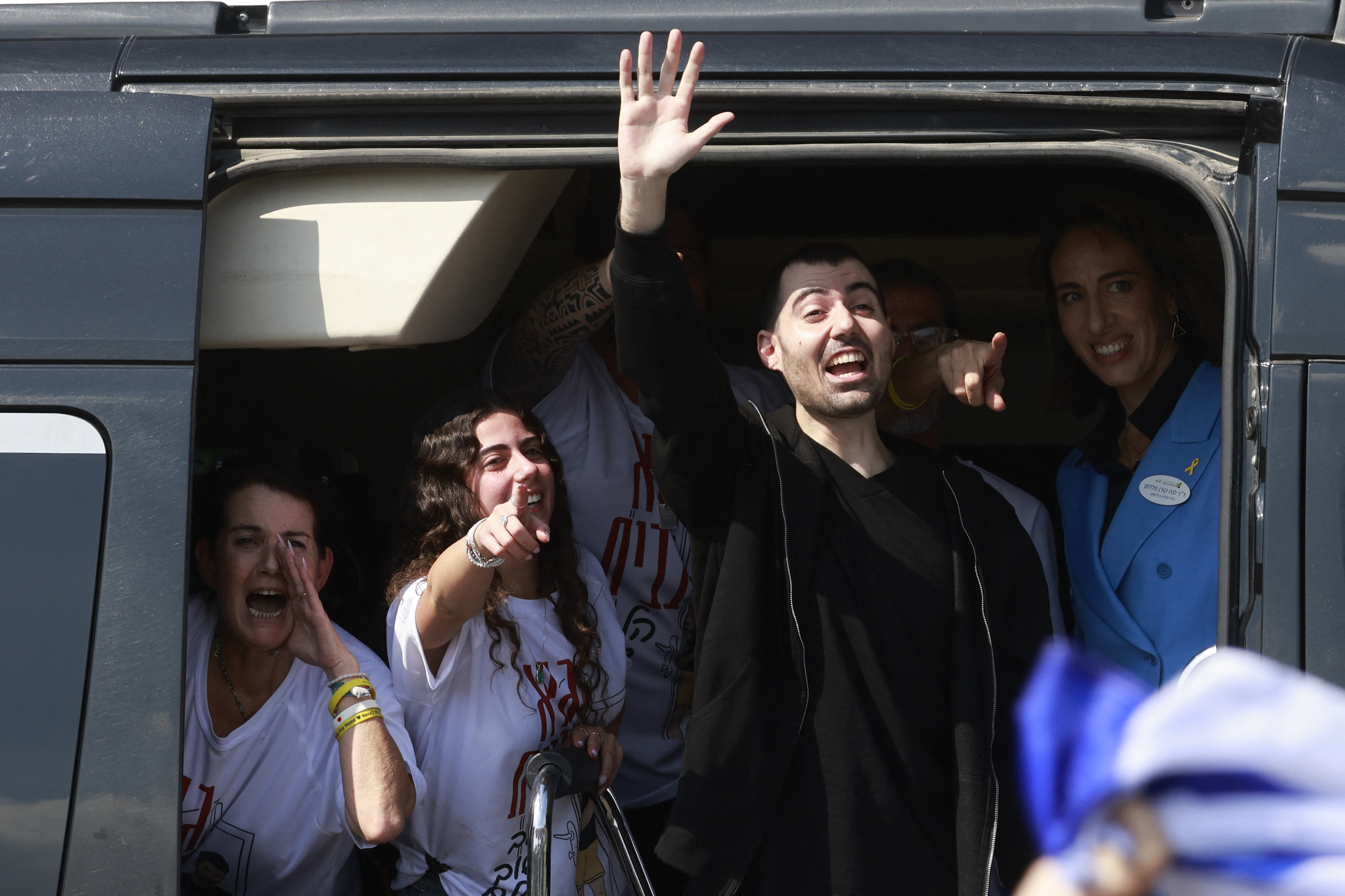 El rehén israelí liberado, Guy Gilboa Dalal, saluda a los simpatizantes a su llegada al Hospital Beilinson del Centro Médico Rabin en Petah Tikva, en el centro de Israel, este 13 de octubre. Israel informó que él y otros 19 rehenes vivos, liberados por Hamás, llegaron al país en helicóptero. Fotografía:
