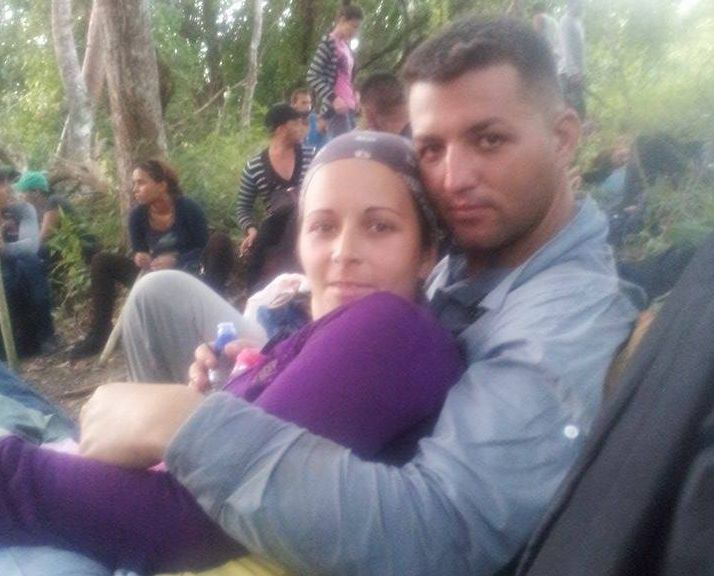 Irina y Yassier en alguna montaña nicaragüense, luego de ser abandonados por el "coyote" que les cobró por atravesar ese país.