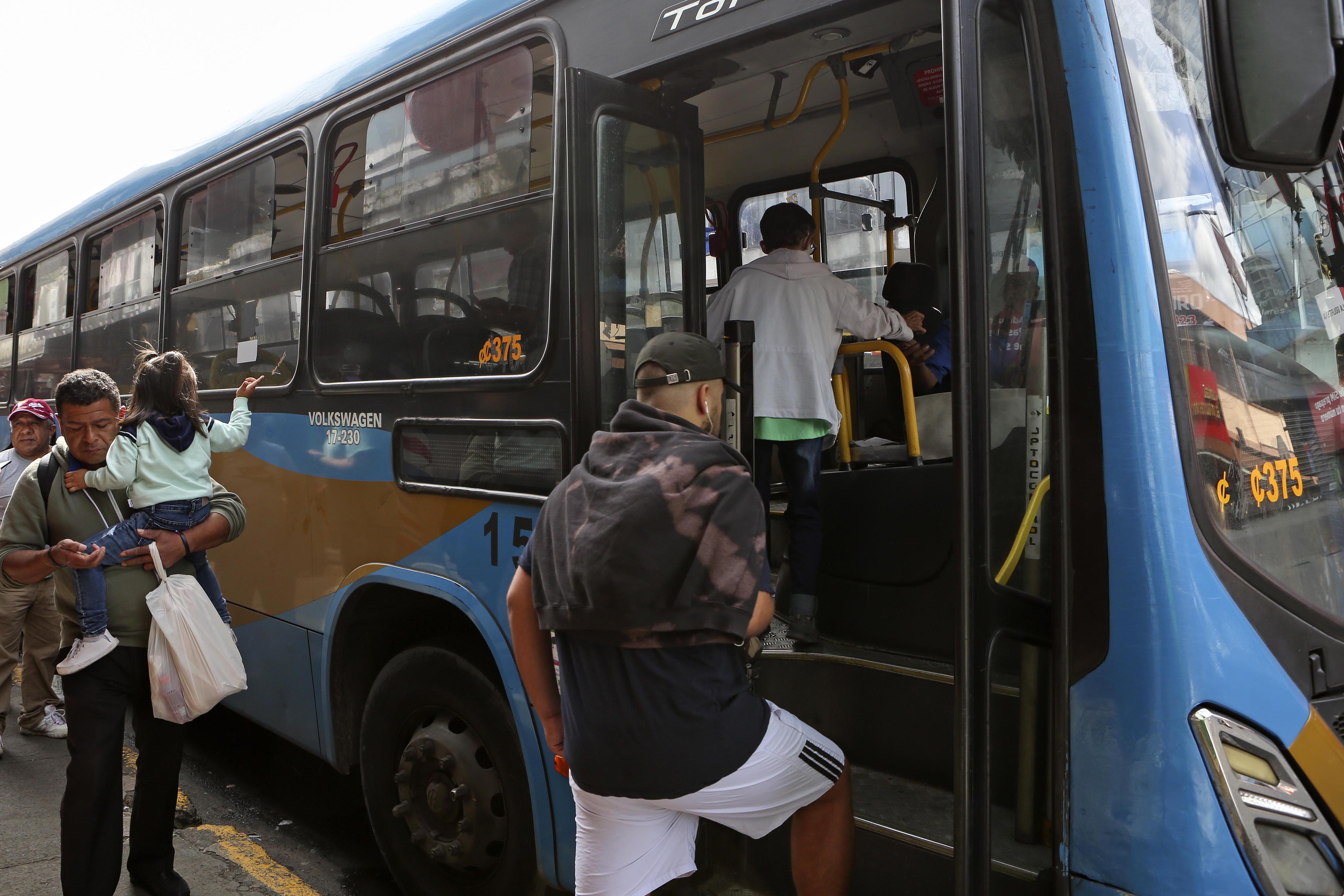 16/11/2022. San José centro. Hora: 09:00 a.m. Recorrido por San José para verificar el estado de los buses del transporte público de varias empresas y destinos. En la foto, un bus de Alajuelita. Fotos: Mayela López