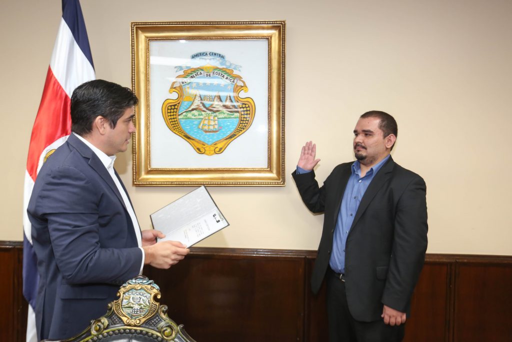El 17 de octubre del 2018, el presidente de la República, Carlos Alvarado, juramentó a Luis Diego Aguilar Monge, como viceministro de Trabajo y Seguridad Social encargado del área de Economía Social Solidaria. Foto cortesía de Presidencia