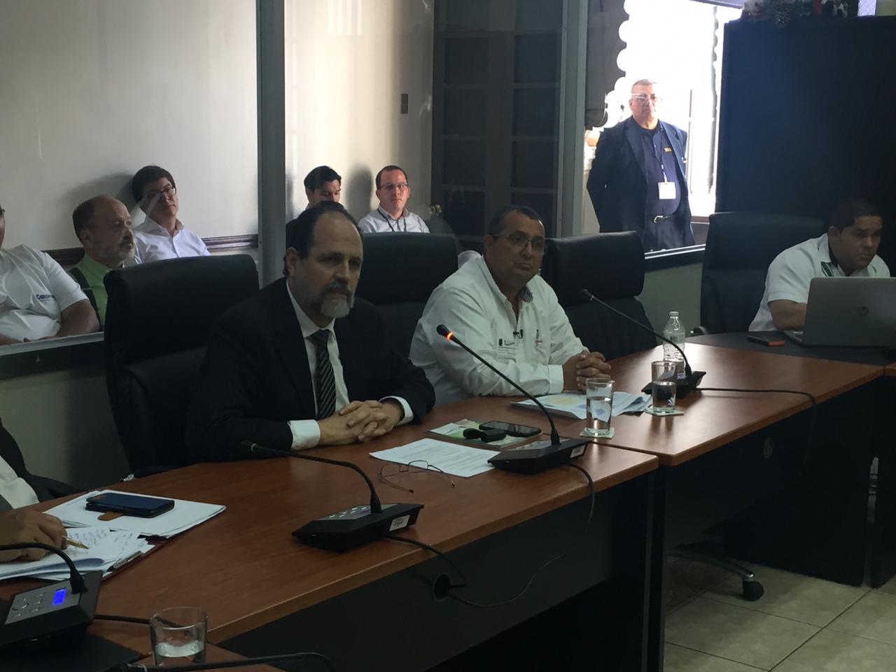Voceros de Coopesa y de Coopelesca expusieron argumentos en contra del proyecto de Ley de impuesto sobre los excedentes de las asociaciones cooperativas. Foto: Aarón Sequeira.