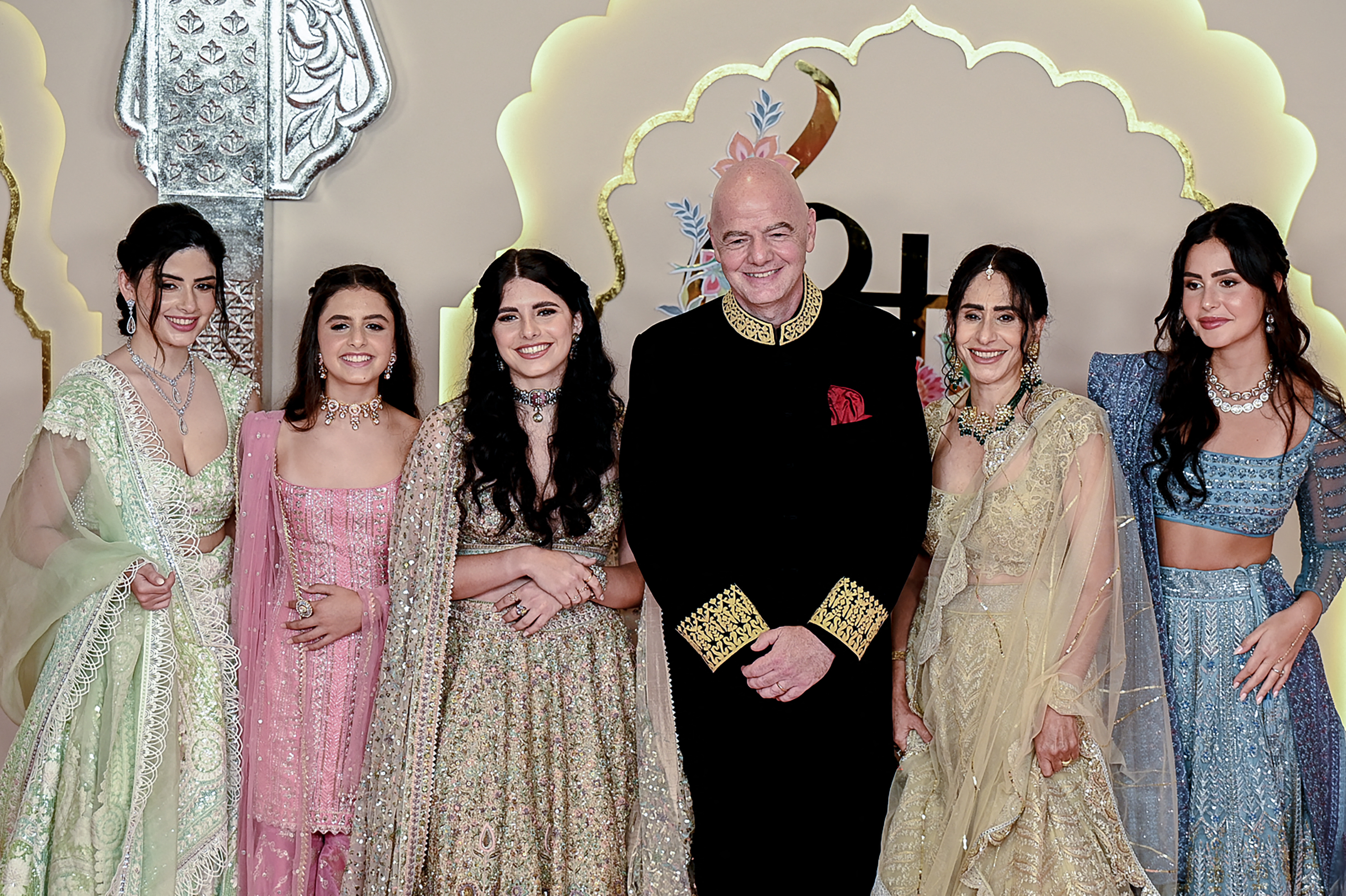 El presidente de la FIFA, Gianni Infantino, posa con su esposa Leena Al Ashqar y otras personas cuando llegan para asistir a la ceremonia de boda del magnate multimillonario y presidente de Reliance Industries, Anant Ambani.