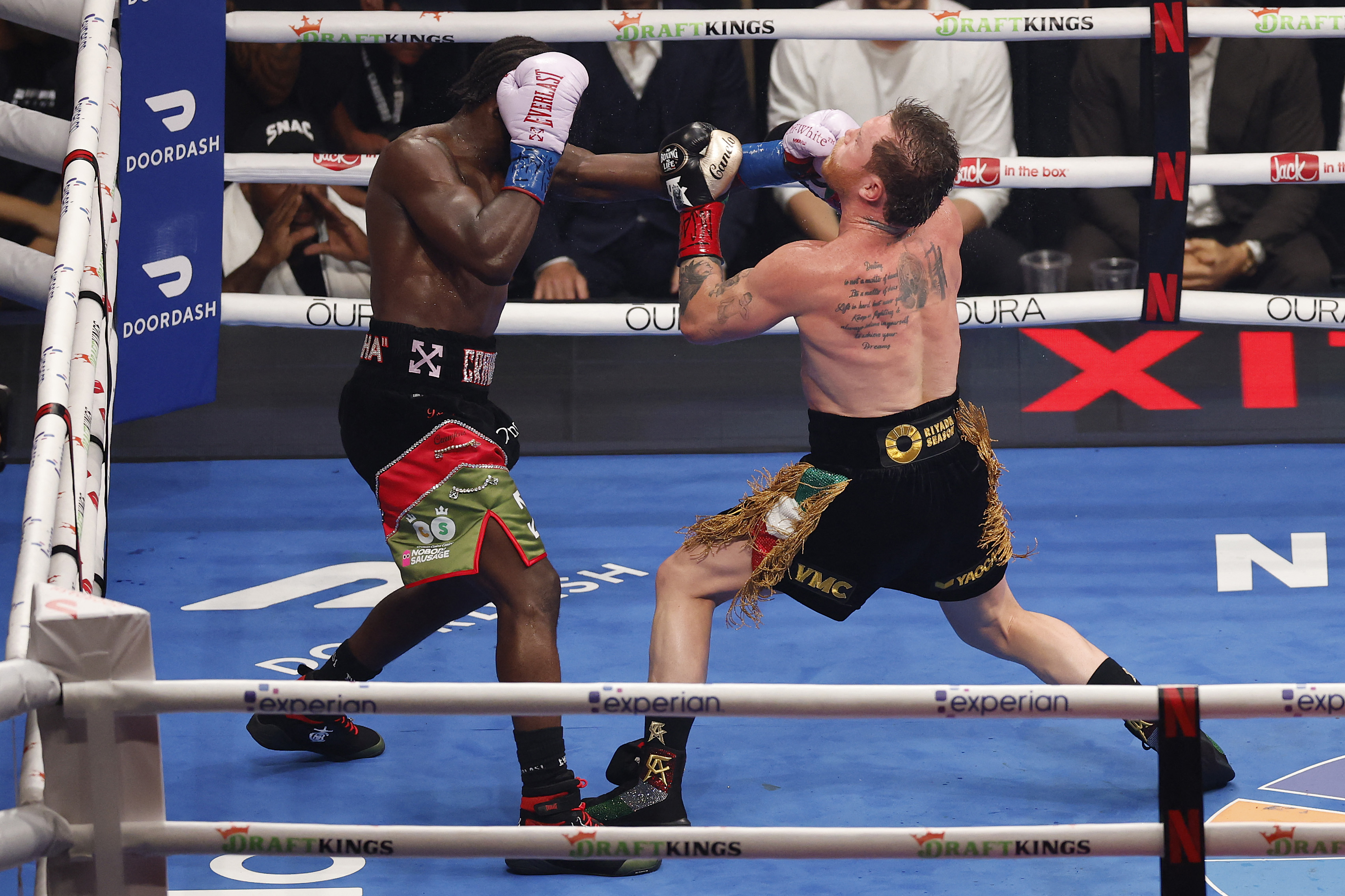 Terence Crawford le lanza una izquierda a Canelo Álvarez en la pelea por el título Supermediano en el Allegiant Stadium de Las Vegas.