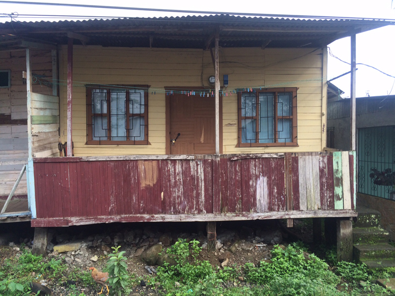 Los vecinos dijeron que la familia tenía cerca de cuatro meses de alquilar esa casa, ubicada en el barrio Siquirritos de Siquirres, en Limón. Foto: Alejandro Nerdrick