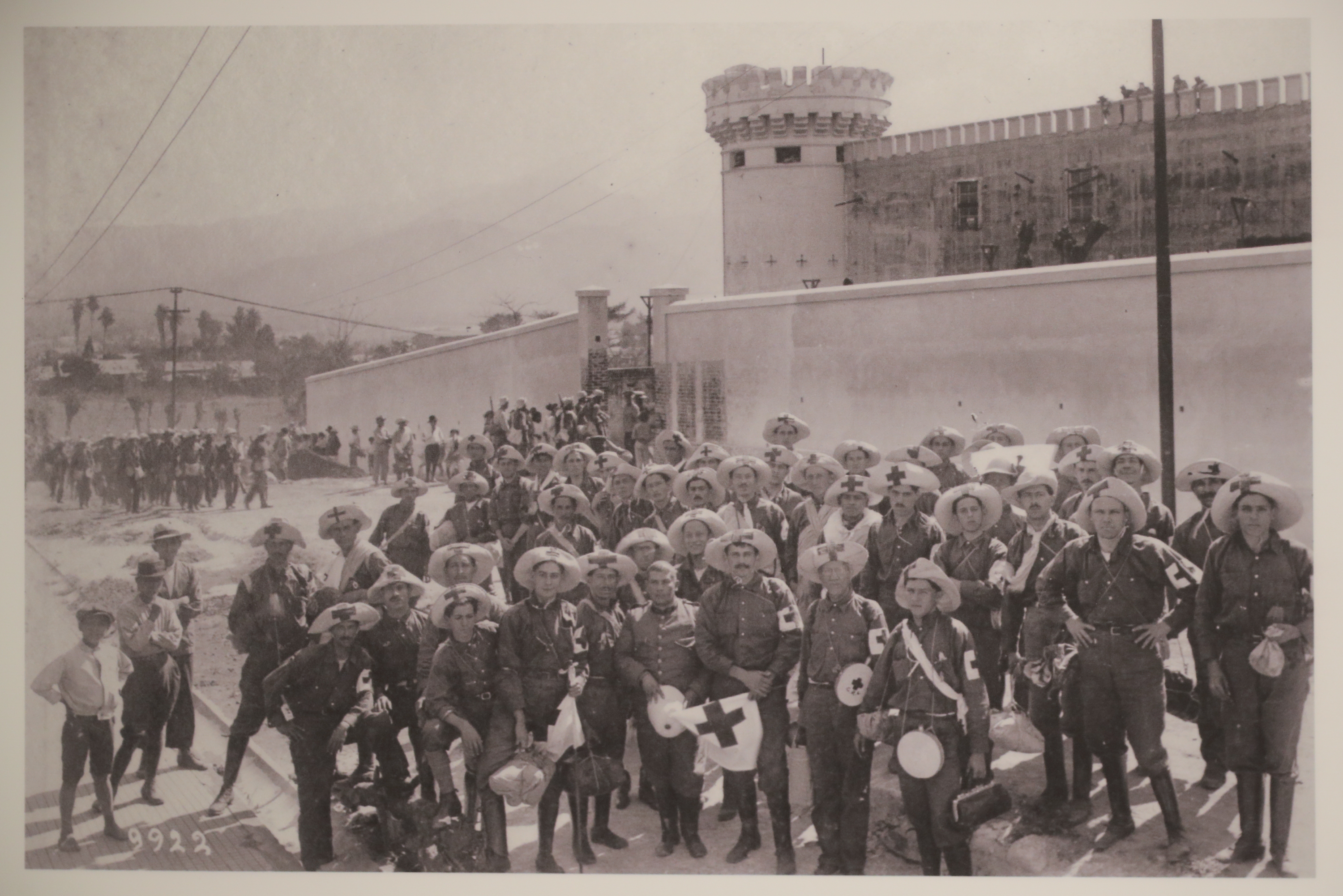 Las fotografías, algunas inéditas, son parte de la muestra. En la imagen, soldados y rescatistas durante la guerra civil de 1948 situados al costado este del Cuartel Bellavista.