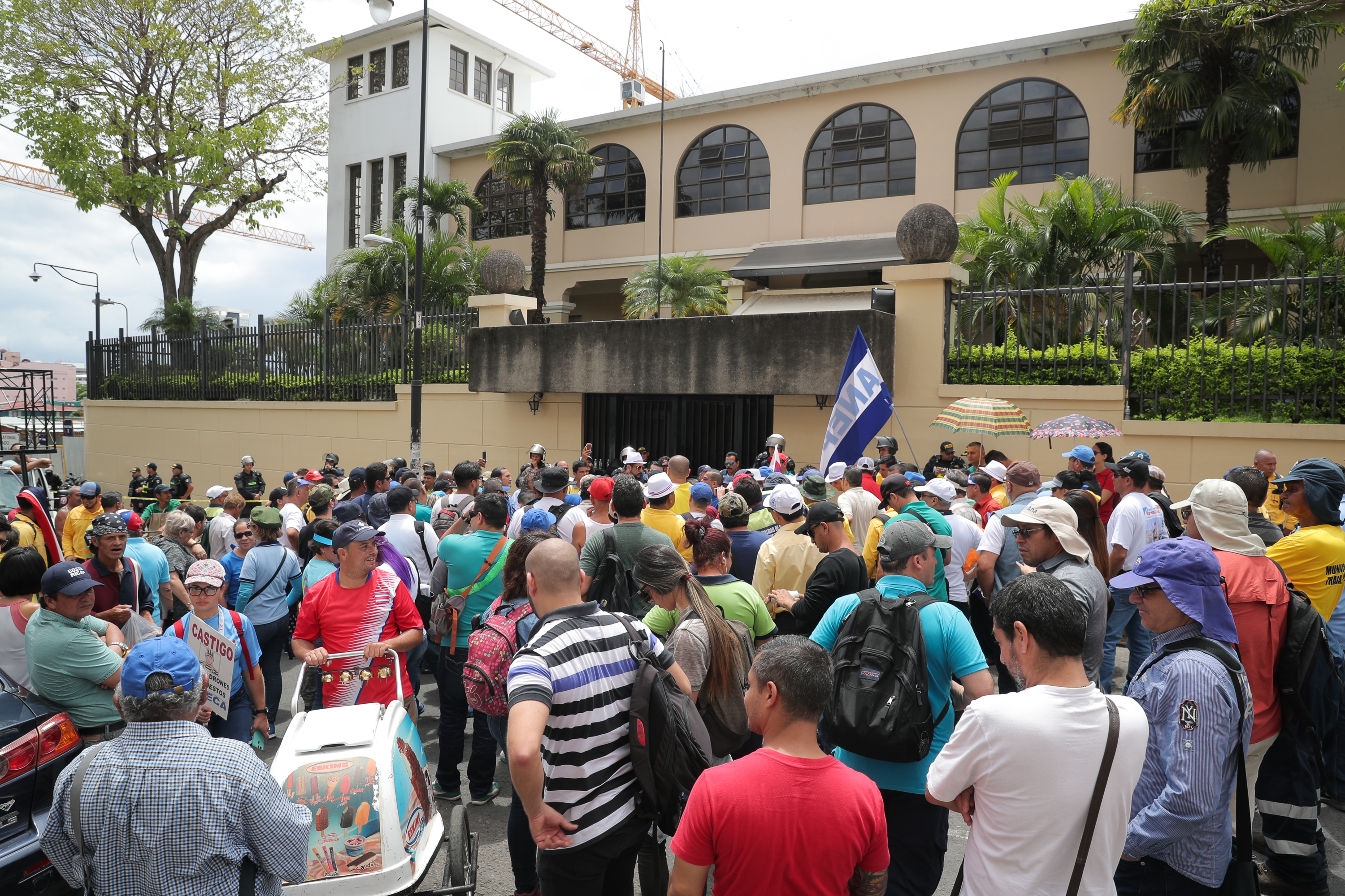 25/6/2018. San Jose. Manifestacion de los sindicatos, marchando hacia el edificio de La Asamblea Legislativa. Foto Jeffrey Zamora