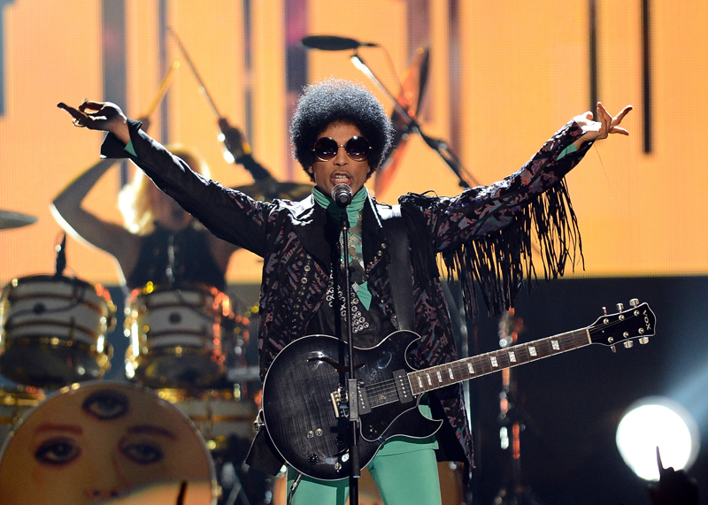 TMZ informó que seis días antes de su muerte, Prince fue hospitalizado por una sobredosis de Percocet ( acetaminofén y oxicodona). Archivo/AFP.