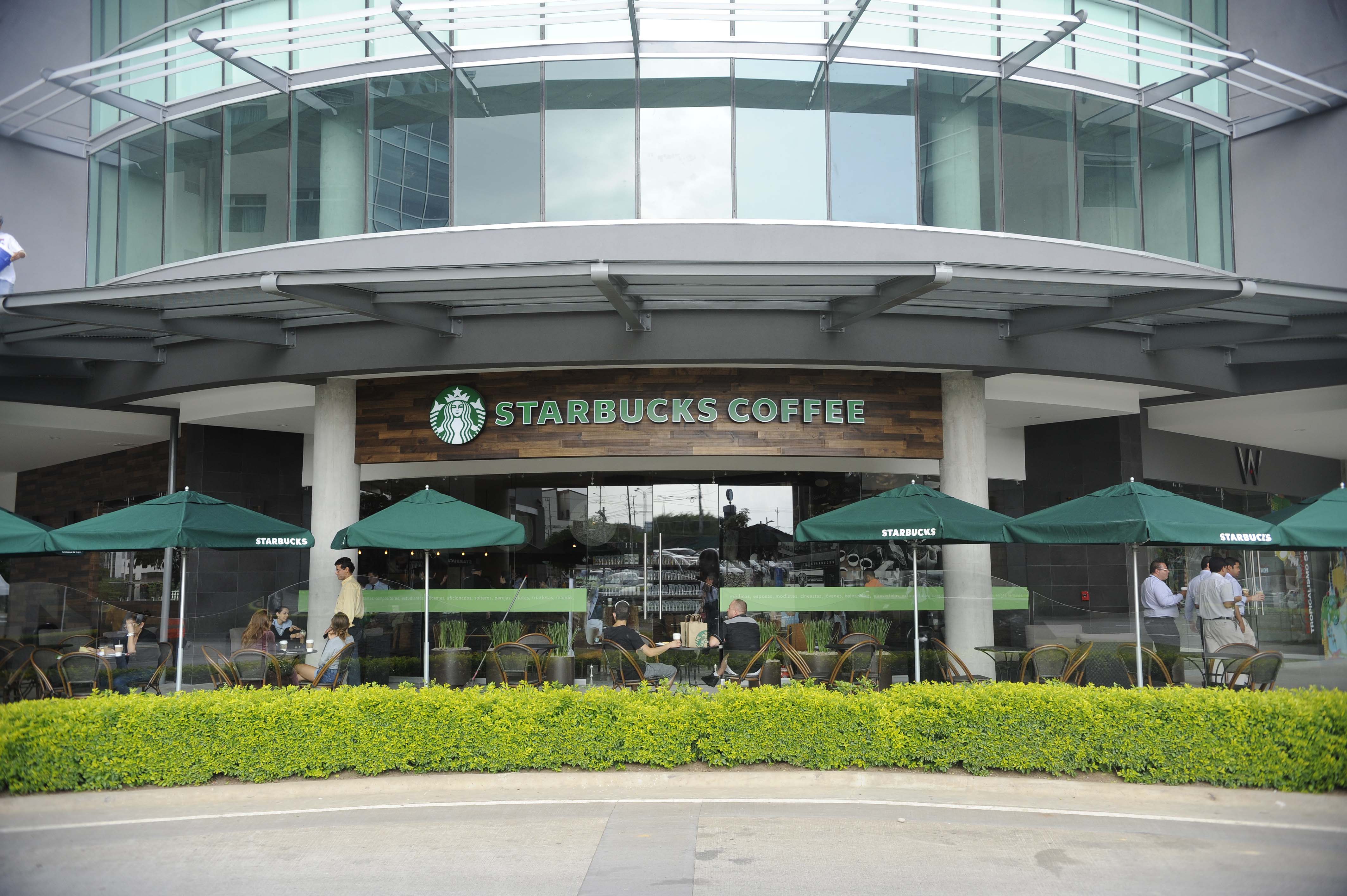 Starbucks quiere renovar su taza icónica - La Tercera