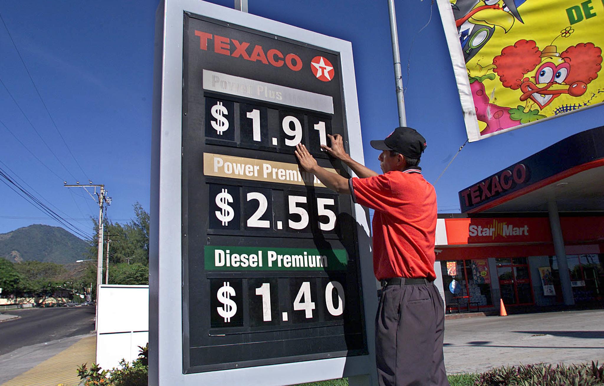 Al igual que en mayo, los precios de la gasolina y de los coches usados subieron con especial intensidad en junio, un 45,1% y un 45,2% respectivamente en un año. (Fotografía: AFP)