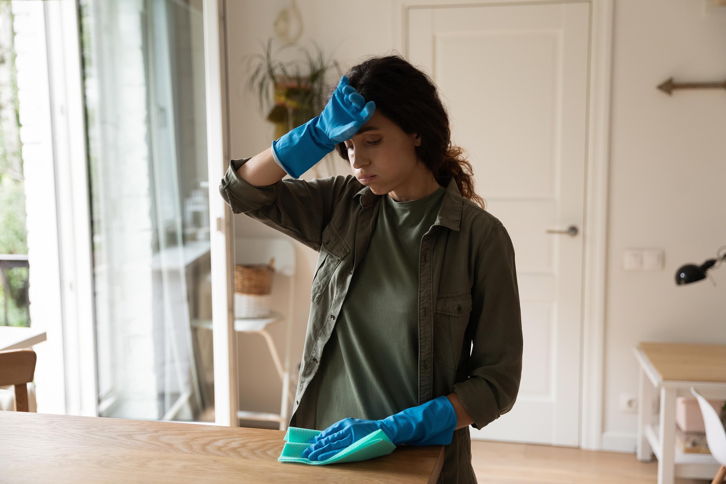 En Costa Rica en comparación con cifras del 2019 el acceso de mujeres a seguro social disminuyó casi 2 puntos porcentuales, además las condiciones de trabajo de las trabajadoras domésticas deploraron. Foto: Shutterstock