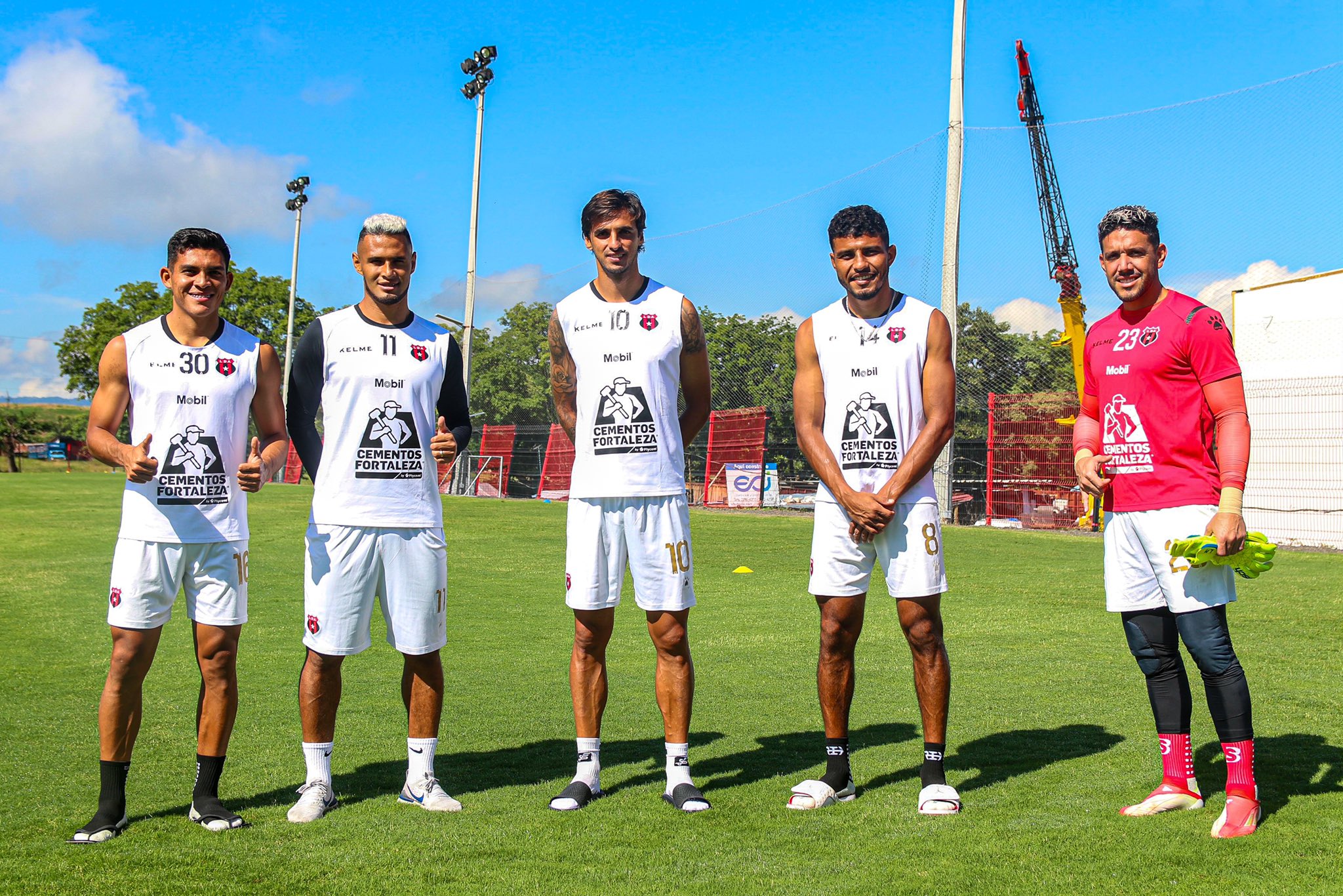 Alonso Martínez, Alex López, Bryan Ruiz, Johan Venegas y Leonel Moreira se integraron este martes a las prácticas de Alajuelense. Tres de ellos viajaron a San Carlos para el juego de este miércoles.
