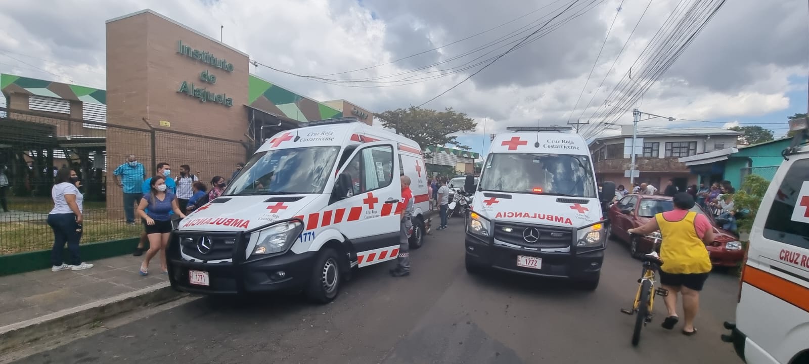 Pleito en Instituto de Alajuela terminó con 23 estudiantes en el hospital. Foto Francisco Barrantes.