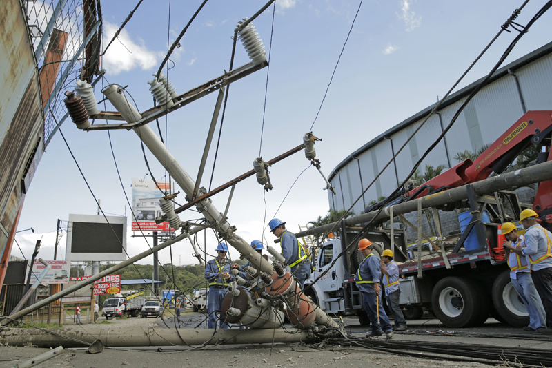 La CNFL es la encargada del abastecimiento de energía a 520.000 abonados de la GAM. Entre sus obligaciones están dar mantenimiento al sistema eléctrico. El pasado 30 de diciembre, empleados de la empresa repararon el daño causado por una vagoneta en La Uruca. | ALBERT MARÍN