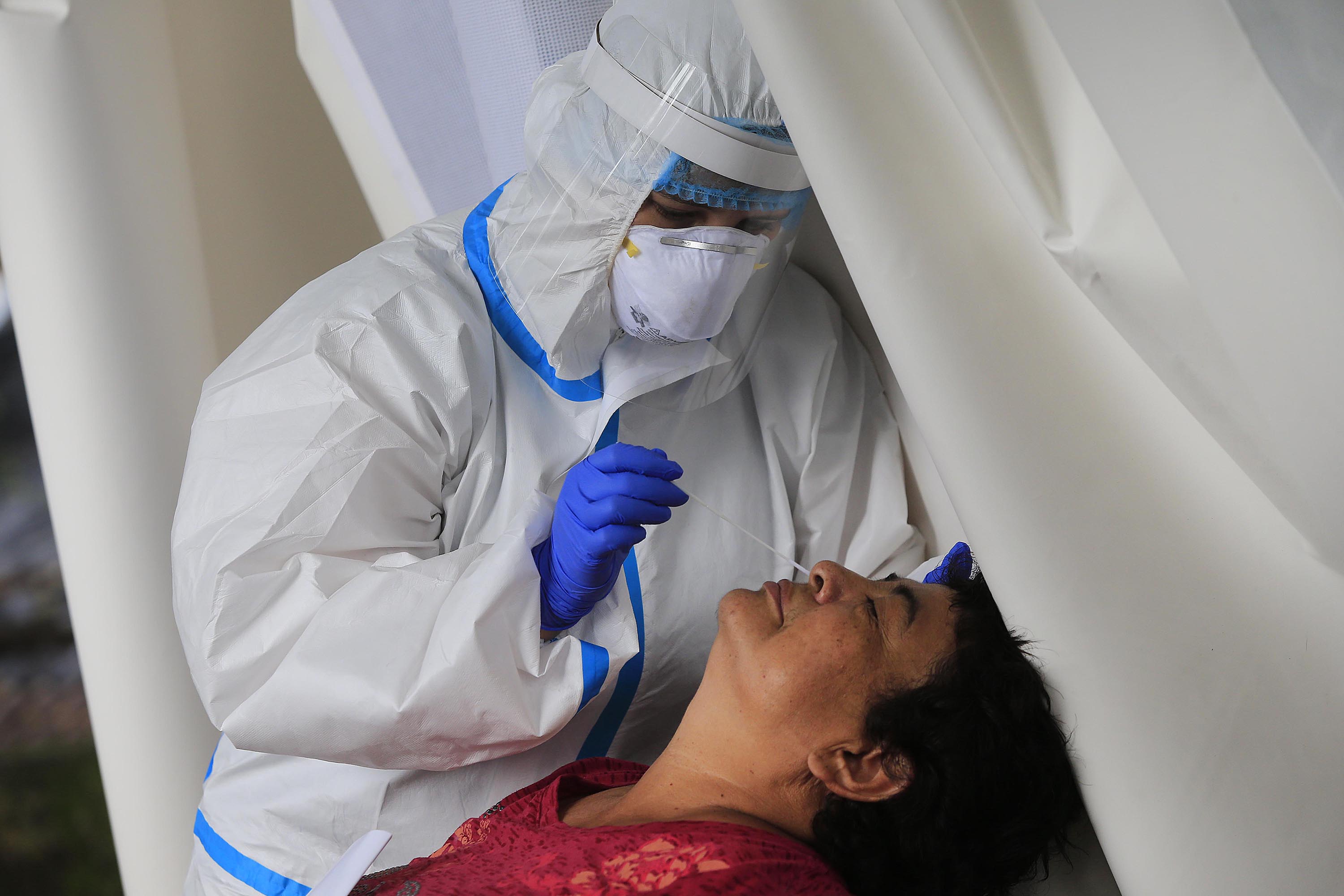 06/07/2020 Alajuelita. Este lunes inició el testeo masivo por covid-19 en el cantón de Alajuelita. La Sede Area de Salud fue uno de los cinco lugares habilitados para realizar la prueba. La doctora María Fernanda Ulate, encargada de realizar las pruebas, aquí toma le realiza el procedimiento a Jacqueline de los Angeles Mairena. Foto: Rafael Pacheco