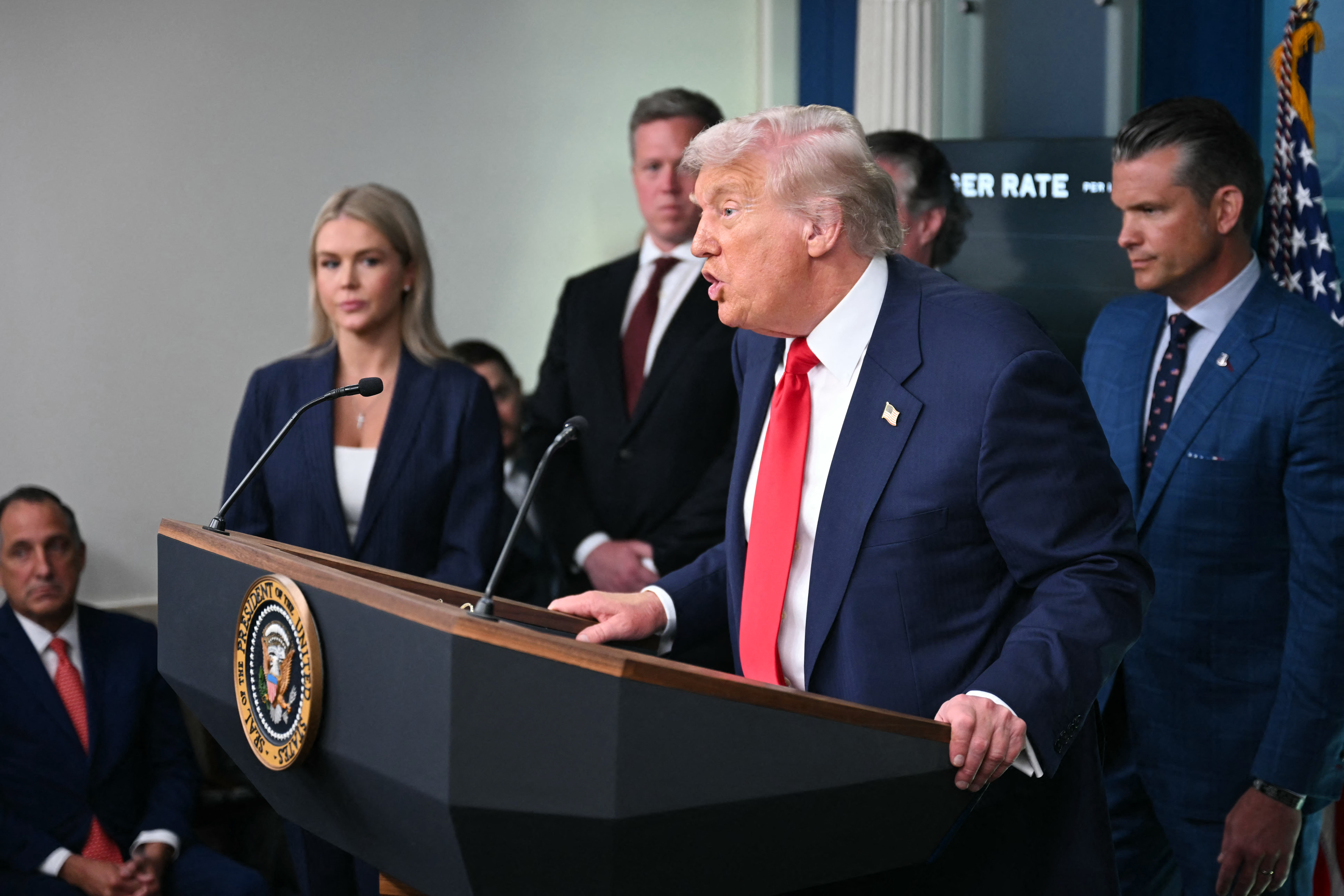 El lunes, Trump anunció el despliegue de tropas de la Guardia Nacional y la puesta a cargo de la policía de Washington para combatir la delincuencia en la capital estadounidense. "Hoy es el Día de la Liberación de Washington D. C. y vamos a recuperar nuestra capital", declaró Trump en una conferencia de prensa en la Casa Blanca.
