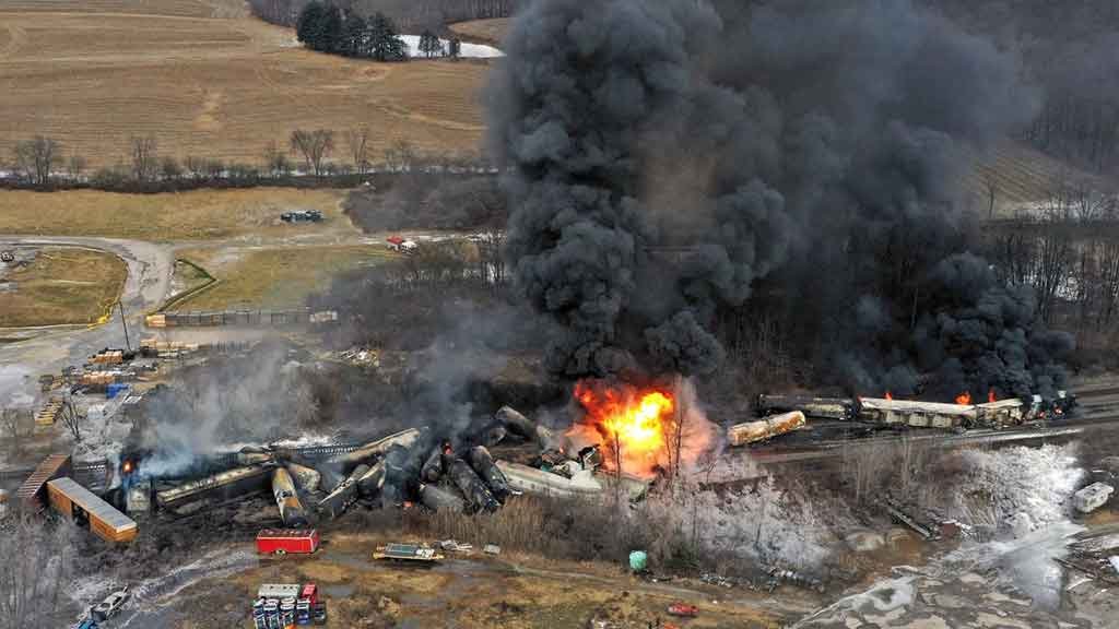 Descarrilamiento de tren en Ohio. Foto tomada de Twitter.