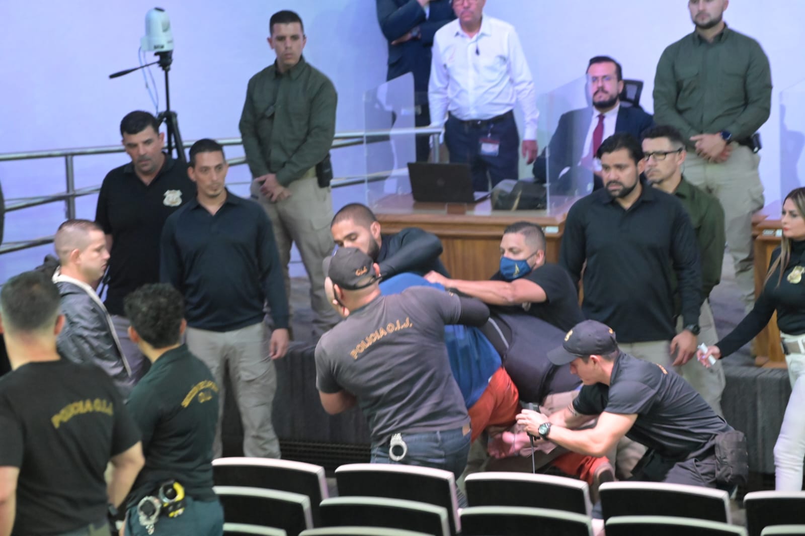 Los integrantes de la banda de alias Gringo insultaron y amenazaron a los jueces luego de conocer la sentencia. Varios fueron retirados del auditorio del OIJ.