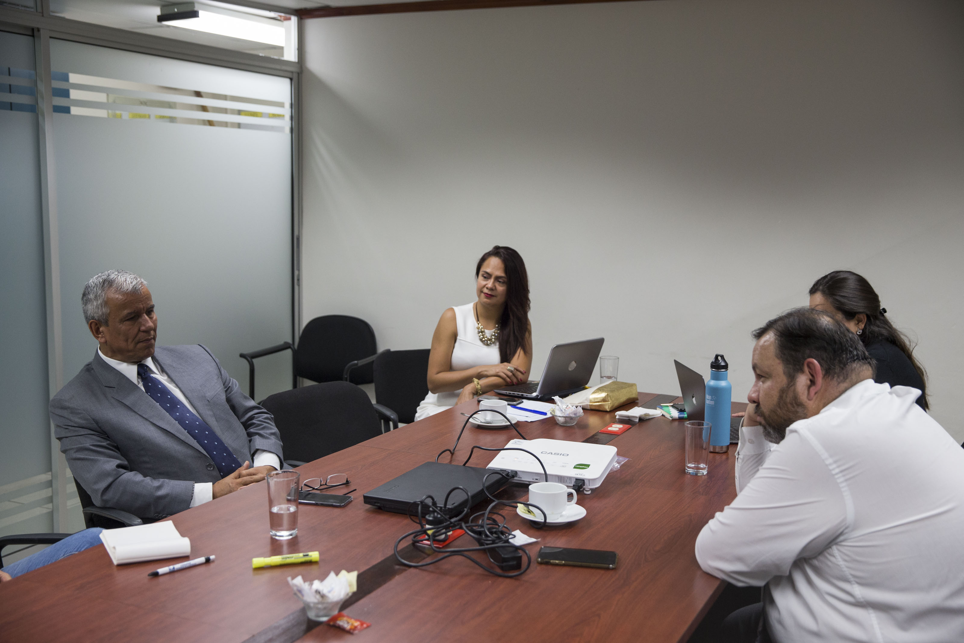 19/11/2018. Asamblea Legislativa, San José, Costa Rica. Fracción del Partido Acción Ciudadana. Reunión entre Víctor Morales Mora y el Director Nacional de Pensiones Luis Paulino Mora (de Blanco) Fotografía: Alejandro Gamboa Madrigal.
