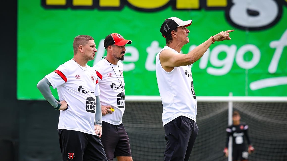 Alexandre Guimaraes, Juliano Fontana y Martinho do Prado están contentos con cómo marcha la pretemporada de Liga Deportiva Alajuelense.