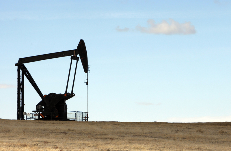 Un pozo petrolero en Glenrock, en Wyoming, Estados Unidos, en marzo del 2008. El 6 de junio de ese año, el precio del barril de petróleo llegó a $139. Ayer, su valor cerró en la bolsa de Nueva York en $66.89. | AP.