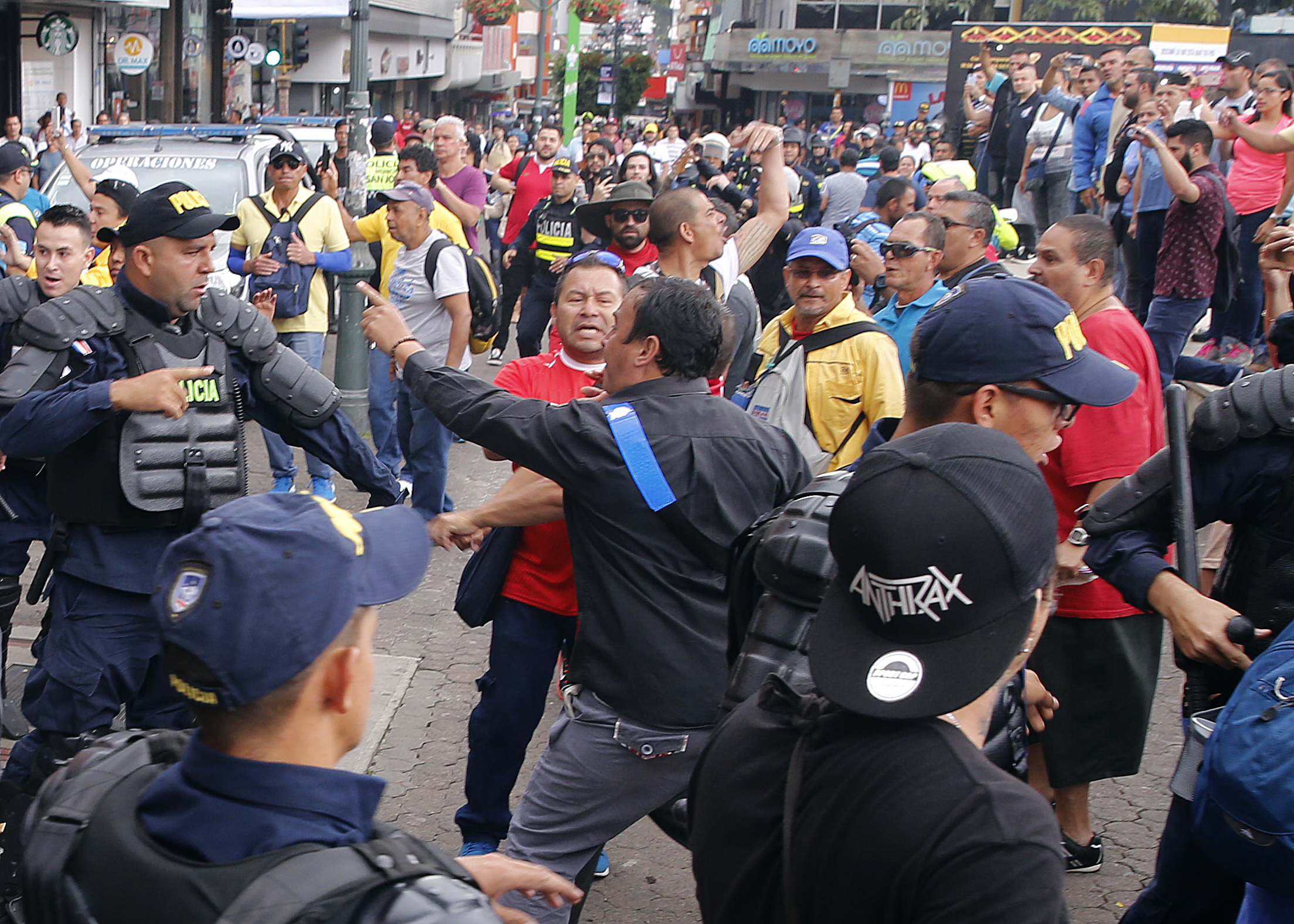 03/10/2018. San José. Un grupo de manifestantes intentó conversar con el presidente de la República, Carlos Alvarado, a su salida del Teatro Nacional. La policía antimotines evitó el enfrentamiento. En la foto: Manifestantes y antimotines se enfrentaron durante algunos minutos en la Plaza de la Cultura. Foto: Albert Marín.