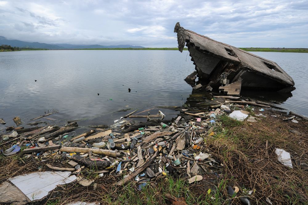 Basura que el mar devuelve en playa Guacalillo, Puntarenas. | FOTO: JEFFREY ZAMORA