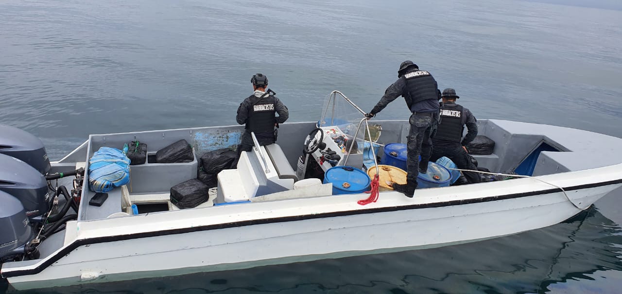 Una lancha interceptada en aguas del Pacífico tico llevaba 457 paquetes de cocaína y 231 paquetes de marihuana.
