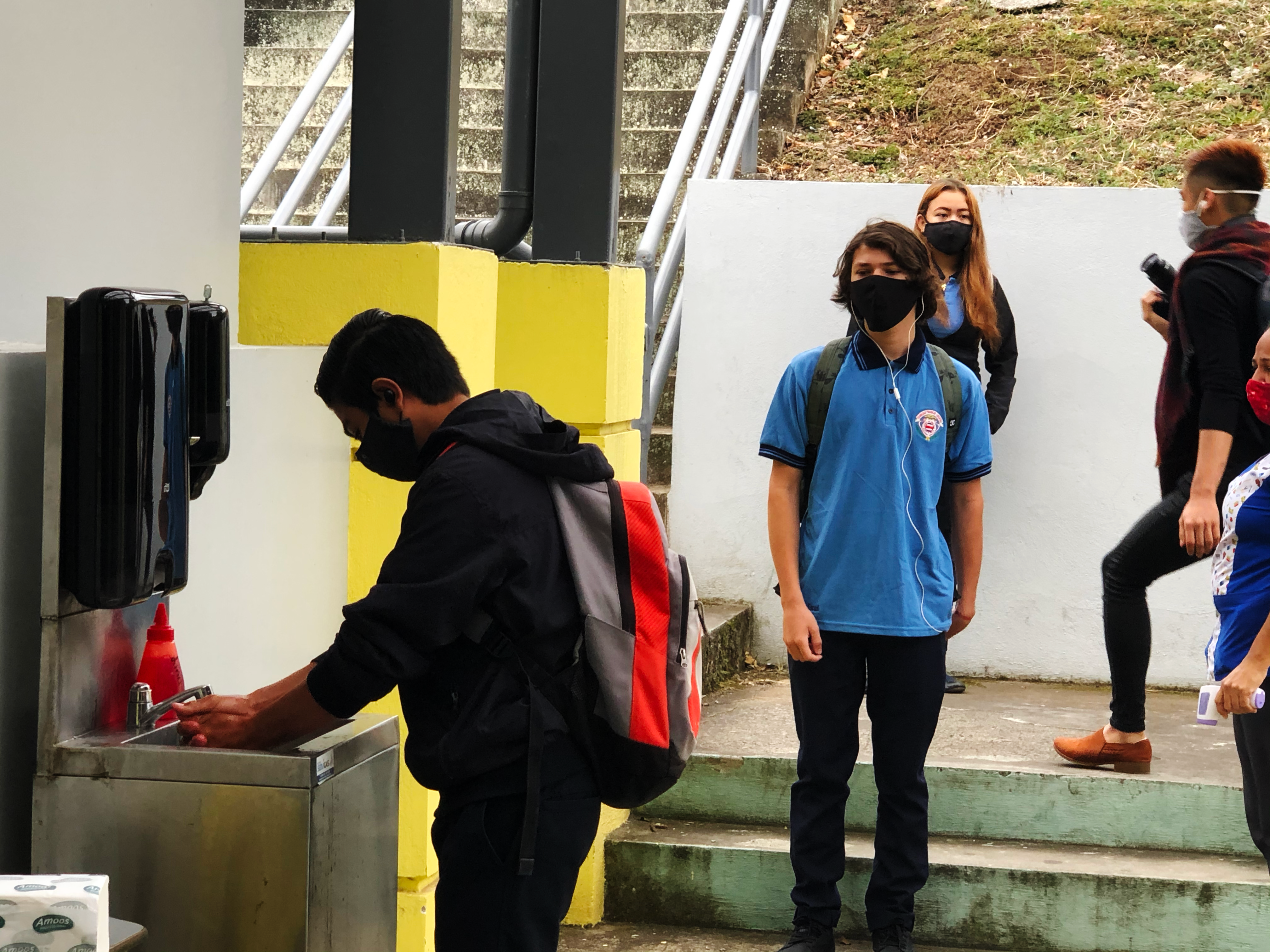 Protocolos sanitarios en el Liceo de Escazú. Foto: Juan Diego Córdoba.