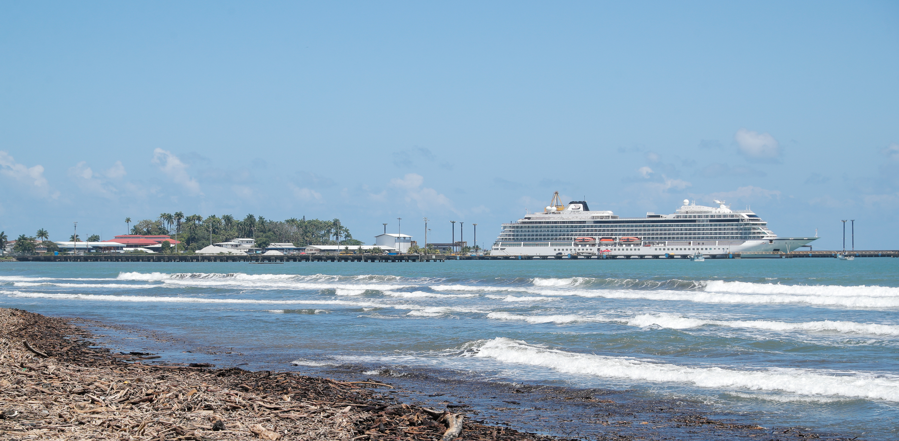 28/2/2020. Limón. Crucero en el muelle Aleman en Limon, vista desde Playa Cieneguita. Foto Jeffrey Zamora