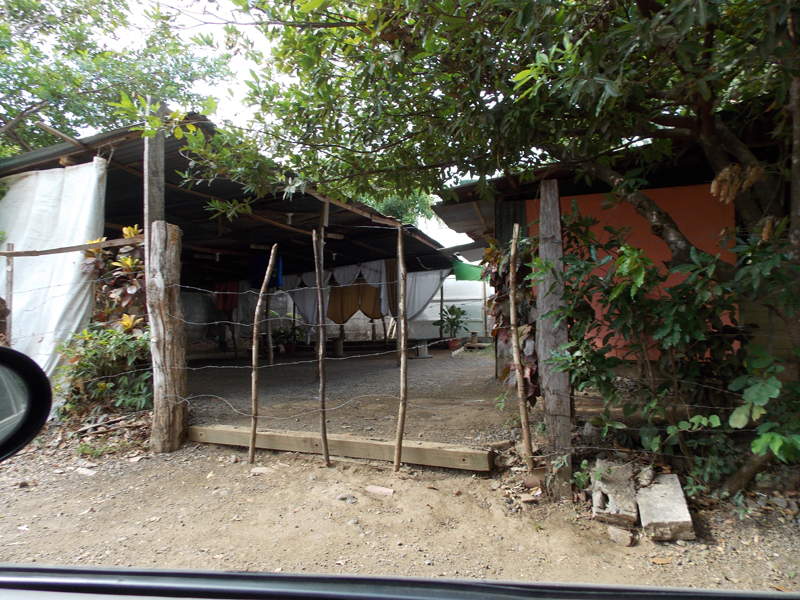 El sospechoso, de apellido Gutiérrez y de 46 años, ahora dirige una congregación que se reúne en este local, ubicado en barrio Lajas de Santa Cruz, en Guanacaste. Ahí se le buscó pero no estaba. | ÁLVARO DUARTE