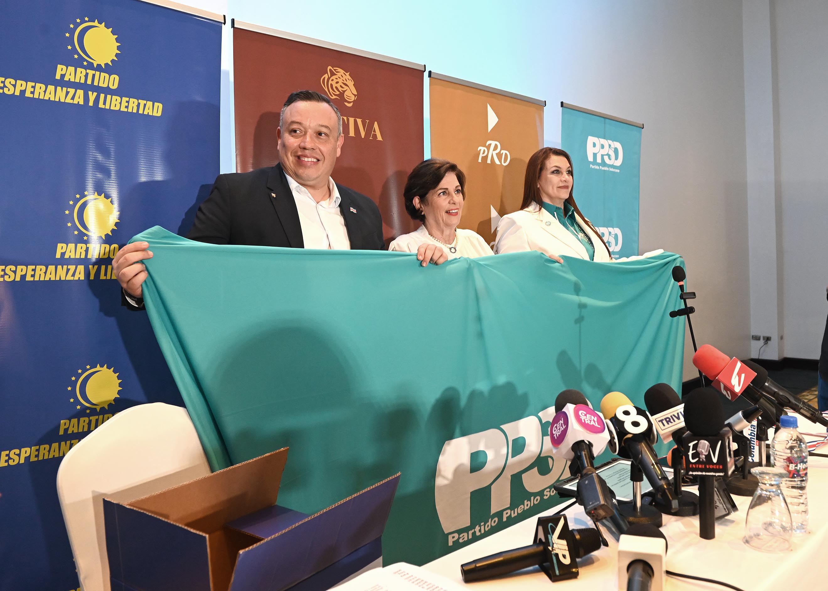 12 de julio del 2025. Parque Morazán. San José. 09:00 hrs. Anuncio oficial del partido político con el que participará el movimiento de Rodrigo Cháves en las próximas elecciones nacionales en febrero del 2026. En la foto: Pilar Cisneros anuncia que el partido Pueblo Soberano representará a Rodrigo Cháves en las próximas elecciones. Foto: Albert Marín.
