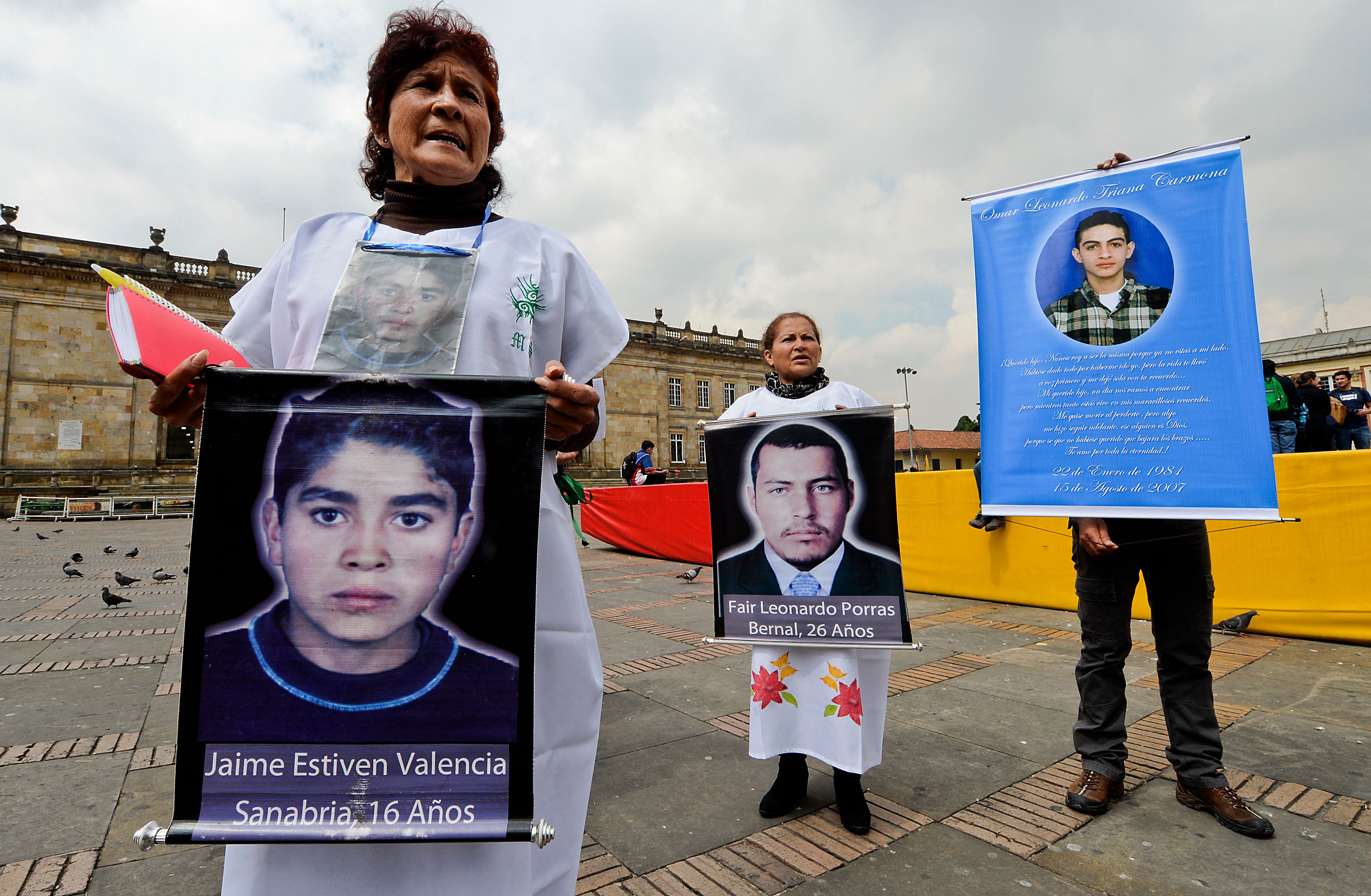 (FILES) In this file photo taken on February 20, 2014, Maria Sanabria Lopez (L) and Luz Maria Bernal (R), relatives of civilian skilled in combat by members of the Colombian army and presented as guerrillas, protest at the Bolivar Square in Bogota. - Colombia's military carried out at least 6,400 extra-judicial killings and presented them as combat deaths from 2002 to 2008, a special court set up under a peace accord said on January 18, 2021. That number is almost three times higher than previous estimates. (Photo by Luis ACOSTA / AFP)