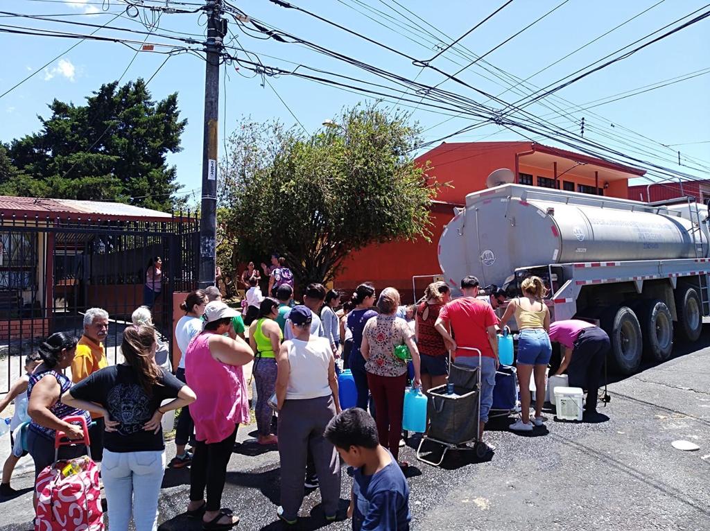 Así son las filas para llenar agua en los cisterna cuando llegan a Hatillo.