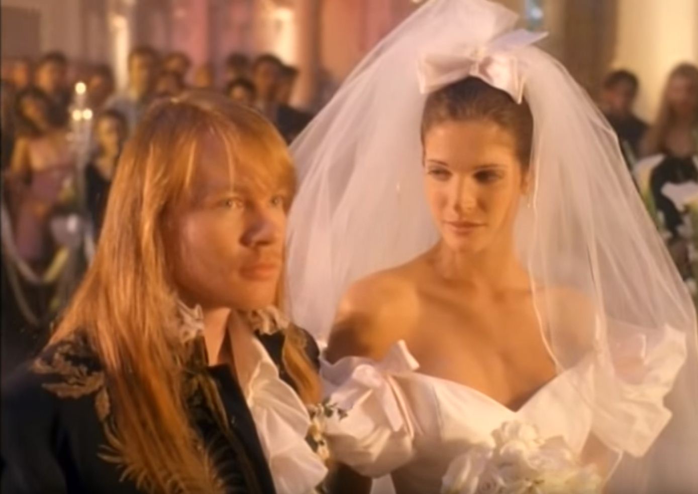 Axl Rose y Stephanie Seymour en el video de 'November Rain'.