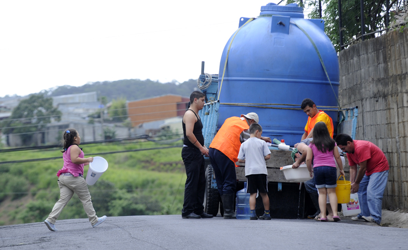 23/07/14 Desamparados. desabastecimiento de agua por quimico en naciente de agua en el sector de Higuito de DEsamparados y Copalchi ha dejado a cientos de usuarios a secas, obteniendo agua por medio de cisternas. Fotografia: Graciela Solis