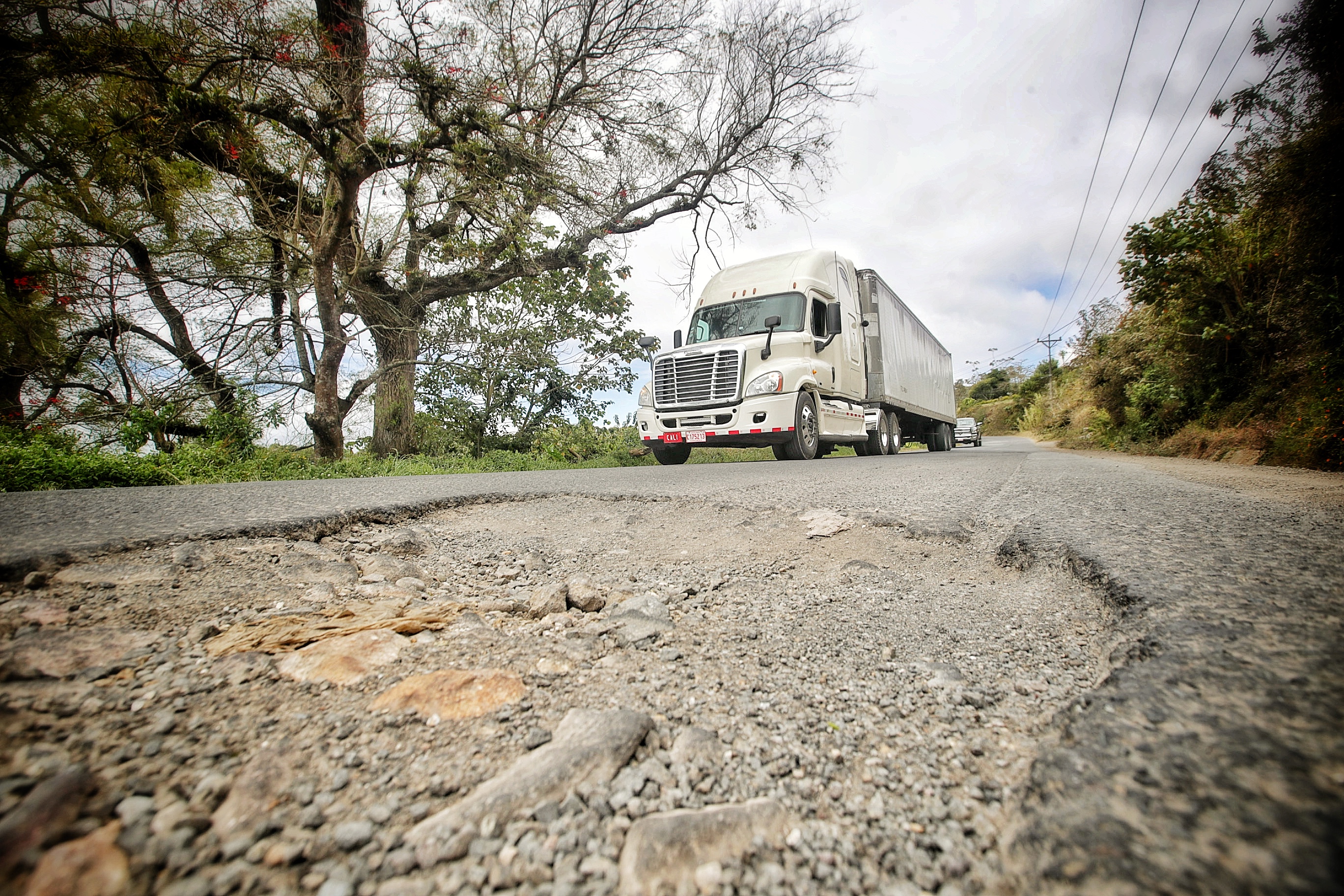 02/03/2022/ Recorrido entre Oreamuno y Pacayas de Cartago debido a que sigue el deterioro de calles mientras contratos de conservación continúan suspendidos, esta situación afecta a transportistas y agricultores / Foto John Durá