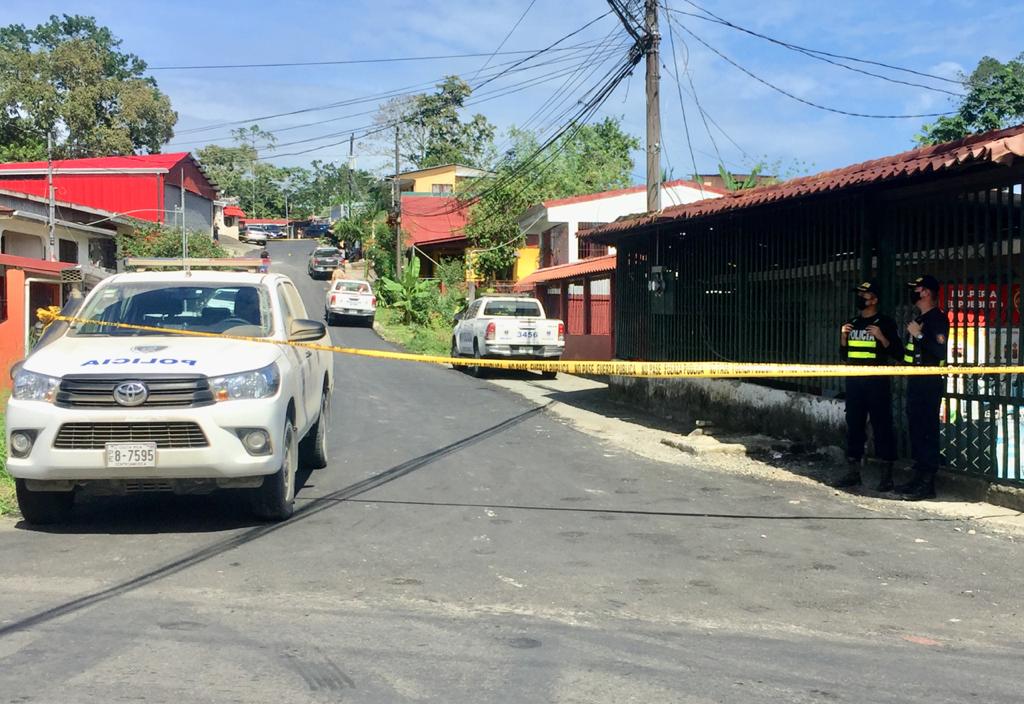 Tres hombres perdieron la vida este miercoles en una balacera que se produjo en Pubelo Nuevo de Limón. Foto de Raul Cascante.