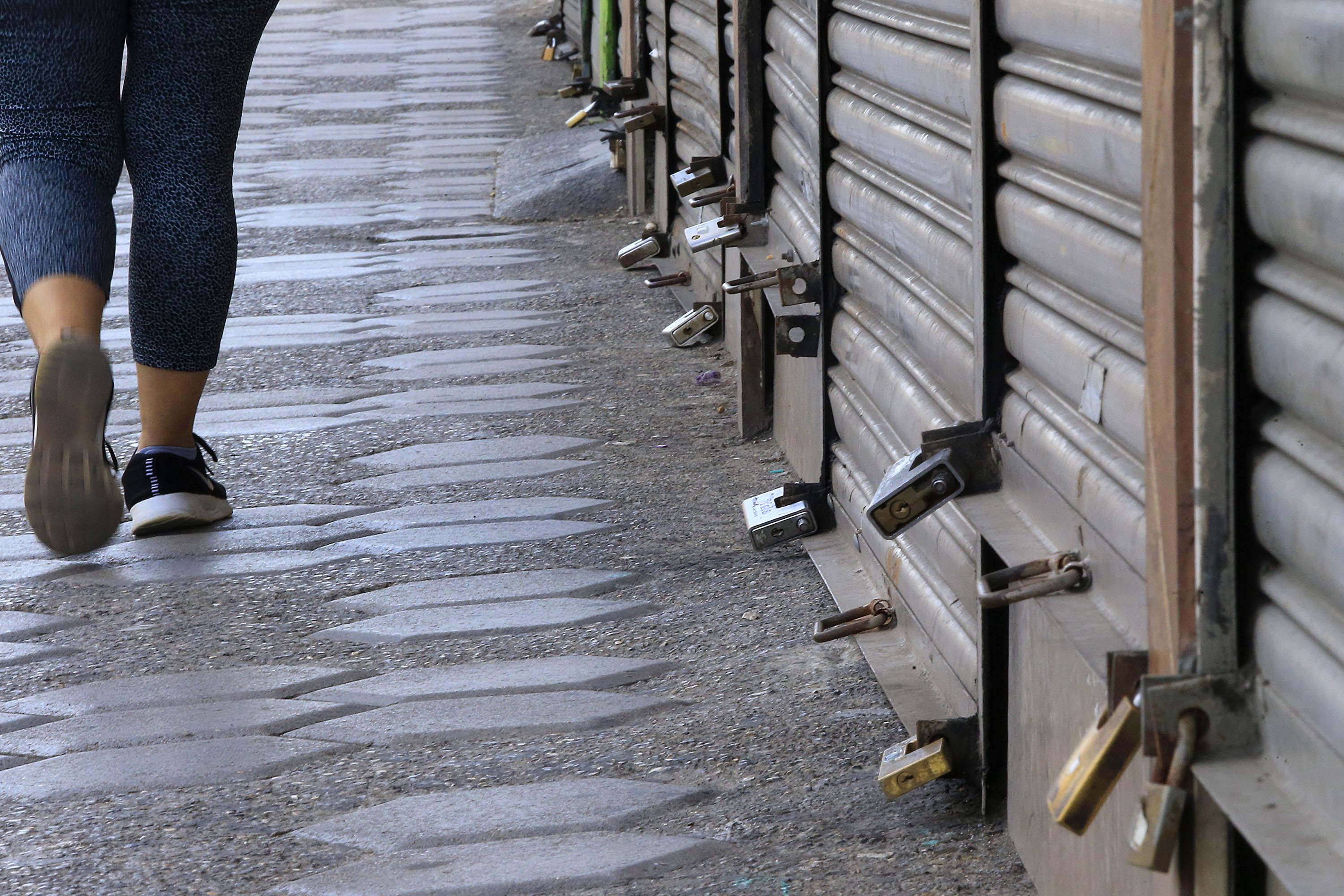 19/07/2020 Cartago. Más candados que gente, en la avenida del comercio de Cartago, el domingo anterior a las 9:25 a.m., por restricción sanitaria. La escena es recurrente en todos los comercios de los cantones con alerta naranja. Foto: Rafael Pacheco