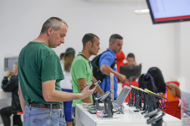 7 enero 2015
avenida central, San José.
fotos varias de gente usando telefonos celulares, mensajeando o hablando por teléfono.
FOTO: Jorge ARCE / LN.