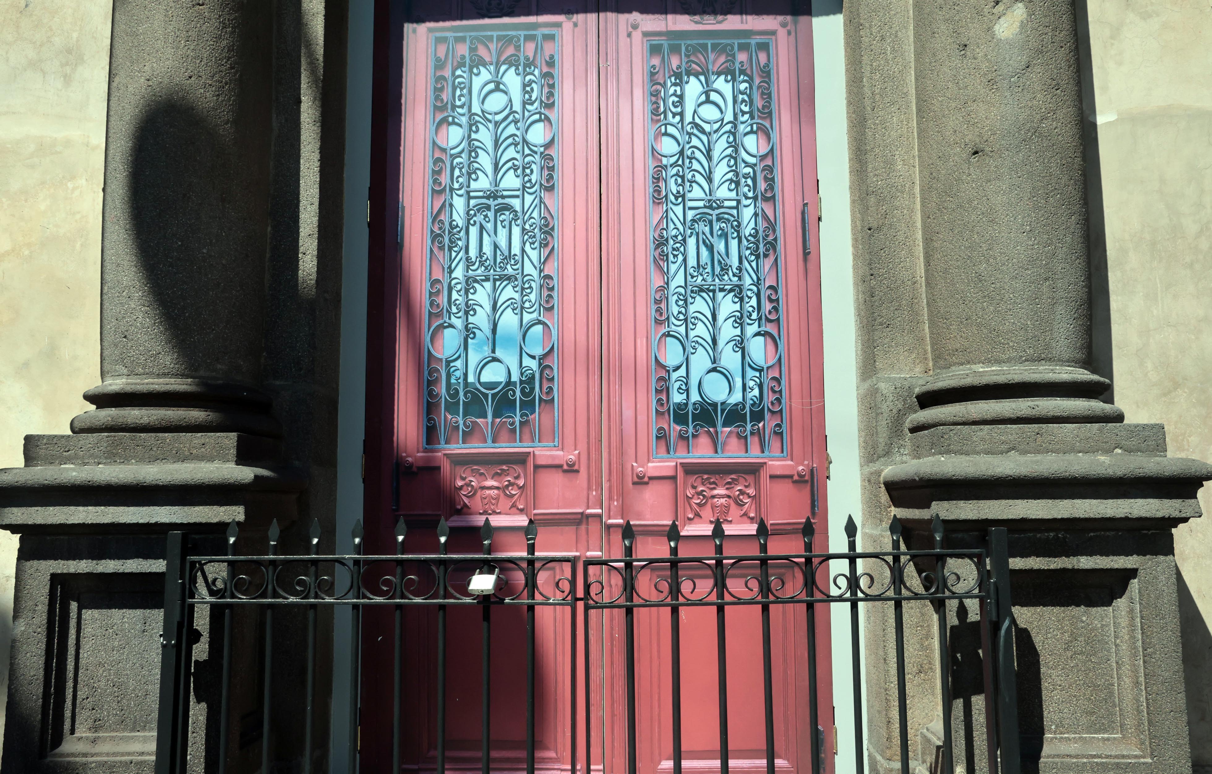 Empresa que trabajó con puertas del Teatro Nacional las llevó a un sitio que el director desconocía