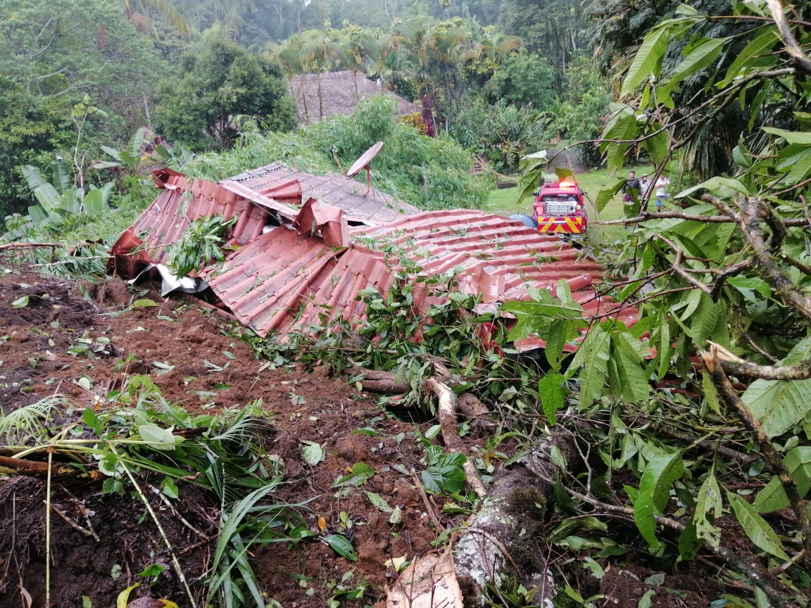 Vivienda en Agua Buena de Coto Brus quedó sepultada por un deslizamiento. Foto: CNE