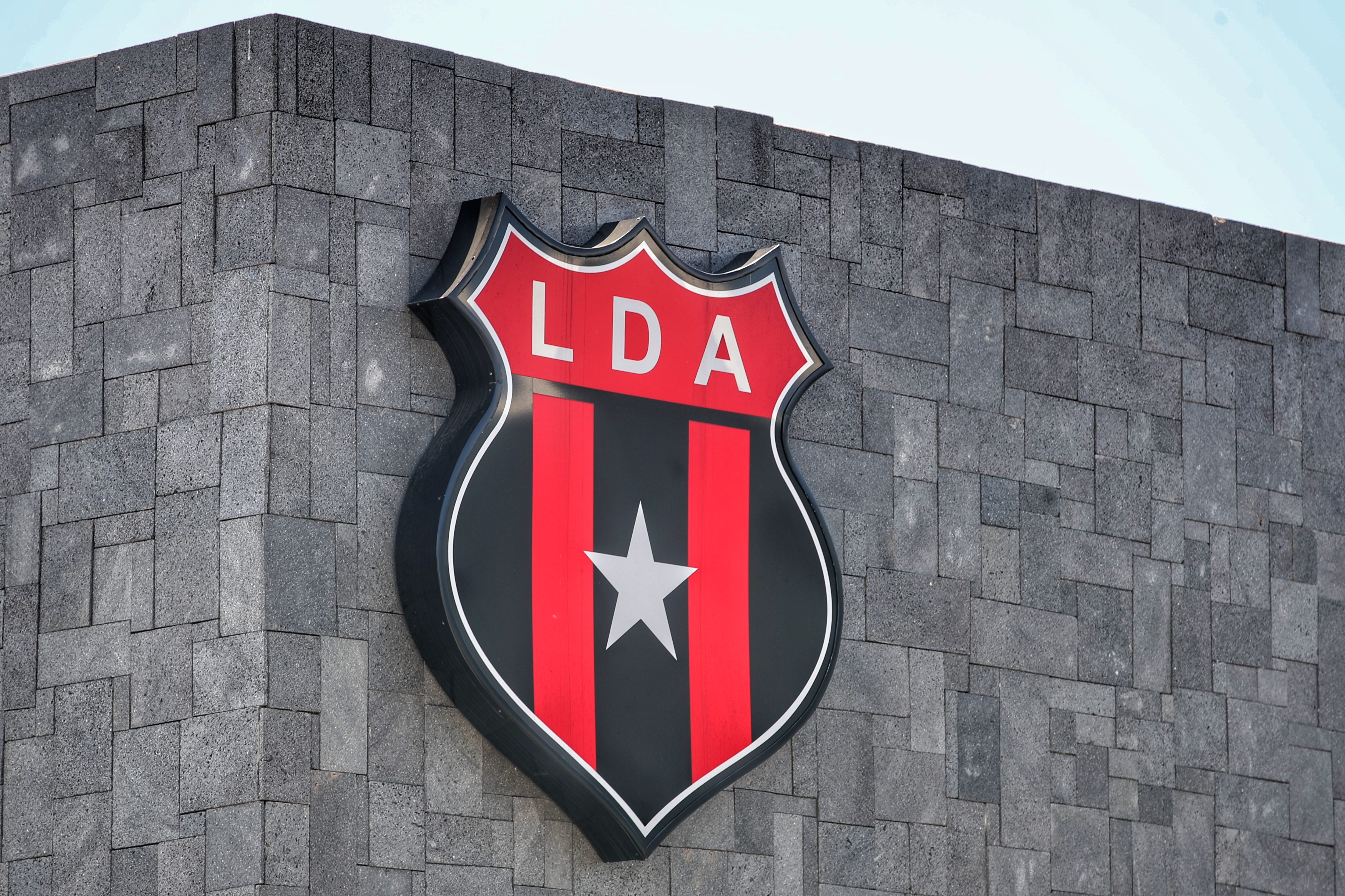 01/03/2021/ Conferencia de prensa el Centro de Alto Rendimiento (CAR) con Fernando Ocampo Presidente de Alajuelense quien informa en cabeza de la junta directiva de la institución que hoy Liga Deportiva Alajuelense ha cancelado todas las obligaciones financieras ante los bancos y la CCSS. Así mismo informó sobre el inicio del proyecto del nuevo estadio de LDA el cual se presentará el próximo 8 de Abril / Fotografia: John Durán