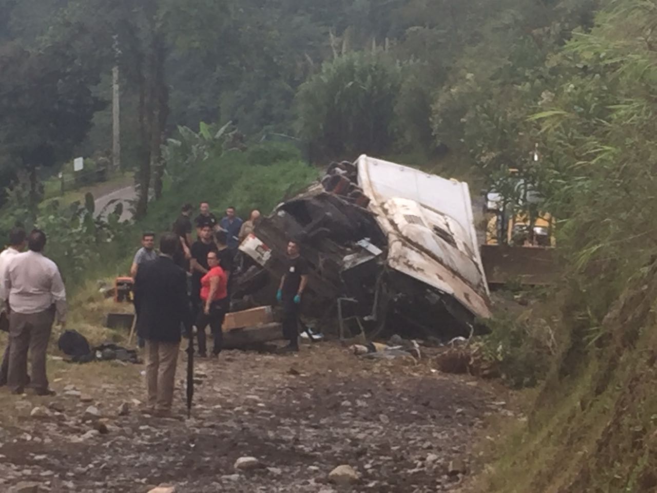 Investigadores del OIJ visitaron la zona del accidente del bus en Cinchona la tarde de este jueves.