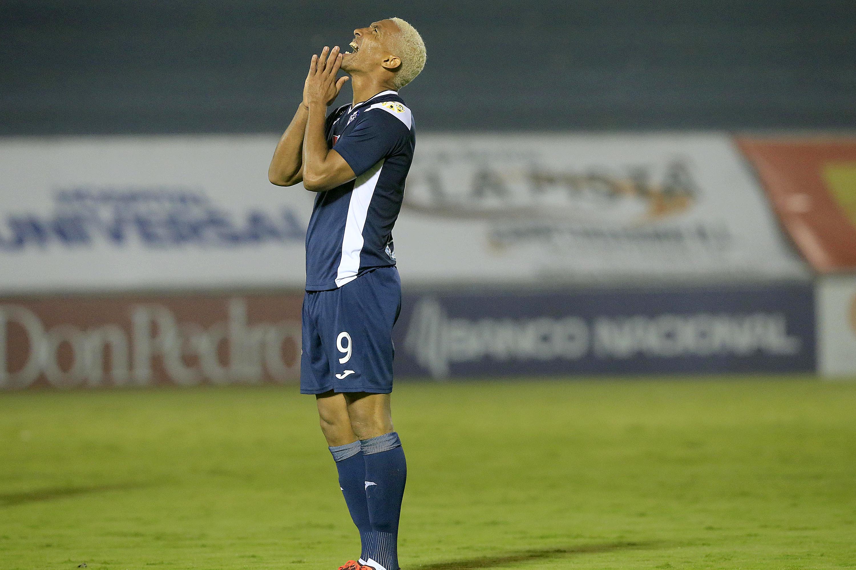 2605/2020 Estadio Fello Meza, Cartago. El Club Sport Cartaginés recibió a la Asociación Deportiva y Recreativa Jicaral, en partido de la jornada 18 de la Copa Promérica, Clausura 2020. El juego se desarrolló a puerta cerrada, sin público, según el protocolo de Unafut avalado por el ministerio de Salud. Marcel Hernández (9) anotó dos veces para los brunosos y se convirtió en la figura del partido. Foto: Rafael Pacheco