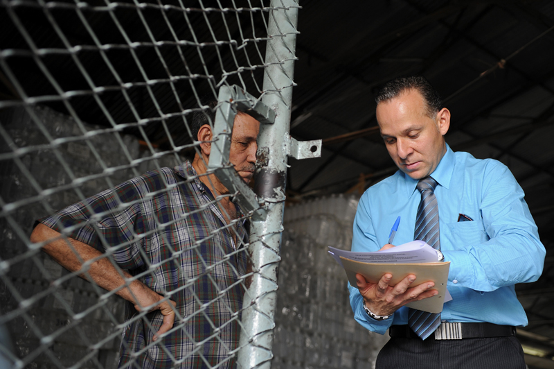 11-10-2013. Hora: 09:30 a.m. Fotografías del trabajo del inspector de la Caja Costarricense de Seguro Social (CCSS), Joaquín Quesada, quien este viernes se dedicó a a entregar notificaciones en empresas donde -según investigaciones de los inspectores- al parecer deben dinero a la CCSS. En la foto, Quesada entrega una notificación a Mariano Ramírez, empleado de una empresa de Serigrafía.
Fotos: Mayela López