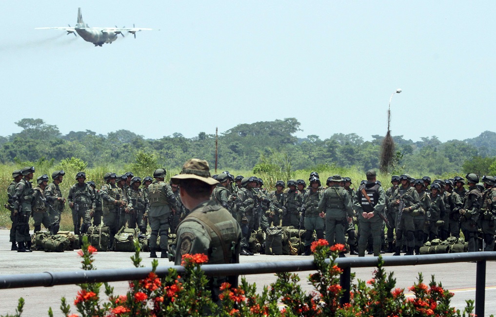 Soldados venezolanos permanecían en la pista del aeropuerto de la localidad de La Fría, Táchira, adonde llegaron el lunes como parte de un despliegue militar en la frontera con Colombia, ordenado por el gobierno de Nicolás Maduro.