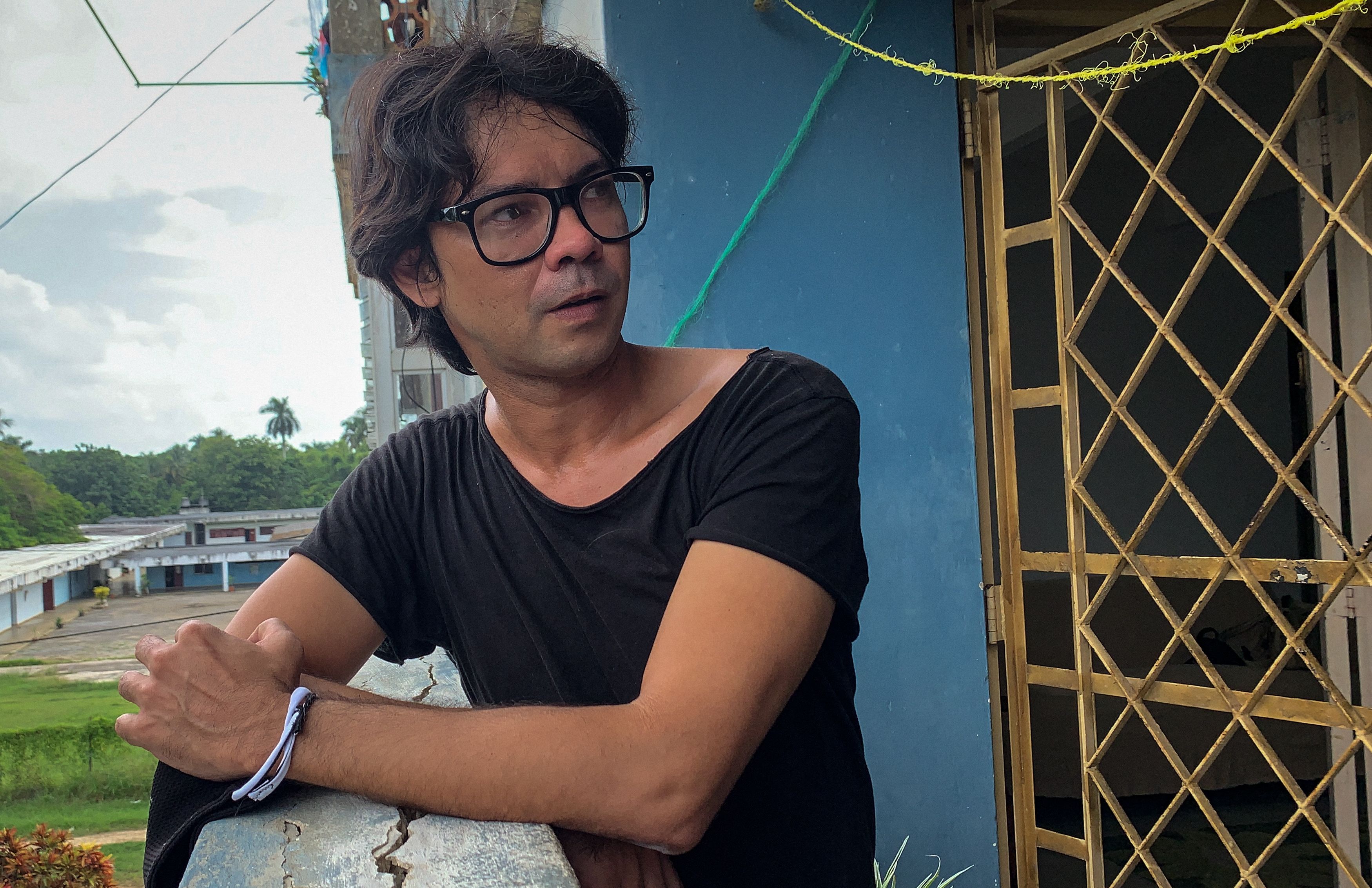 Cuban actor, playwright and opposition activist Yunior Garcia Aguilera gestures during an interview with AFP on October 13, 2021 at his home in Havana's La Coronela neighborhood. - Garcia is calling for a national march on November 15, which the government has denied so far. (Photo by ADALBERTO ROQUE / AFP)